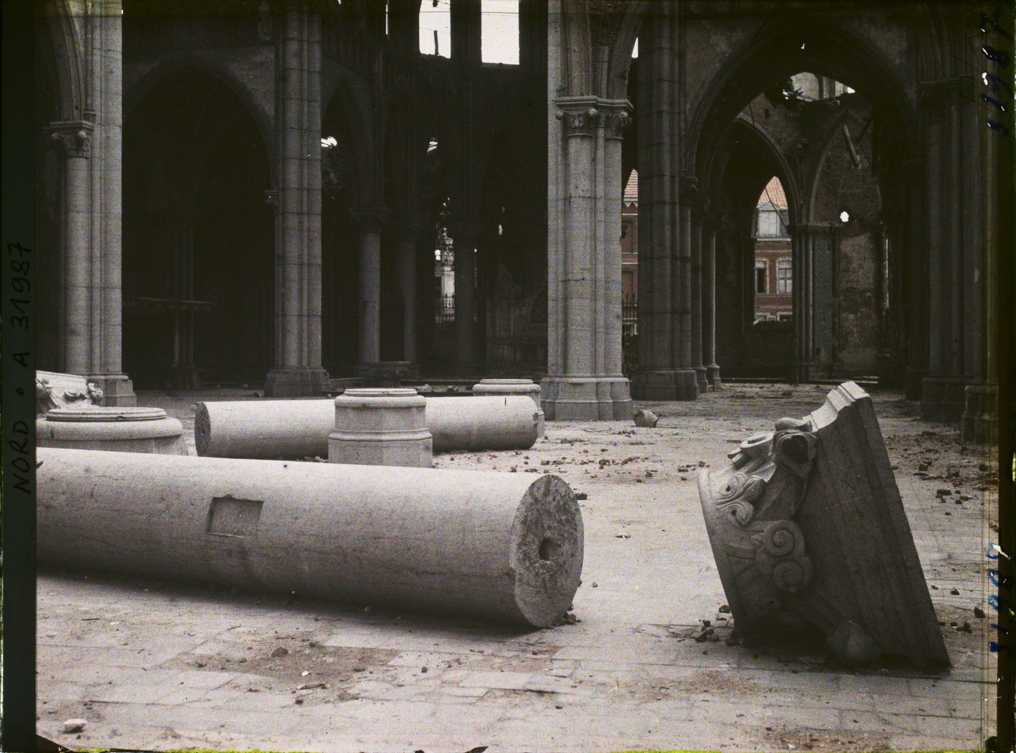 Image représentant France, Armentières, La nef ; Colonnes écroulées St Waast