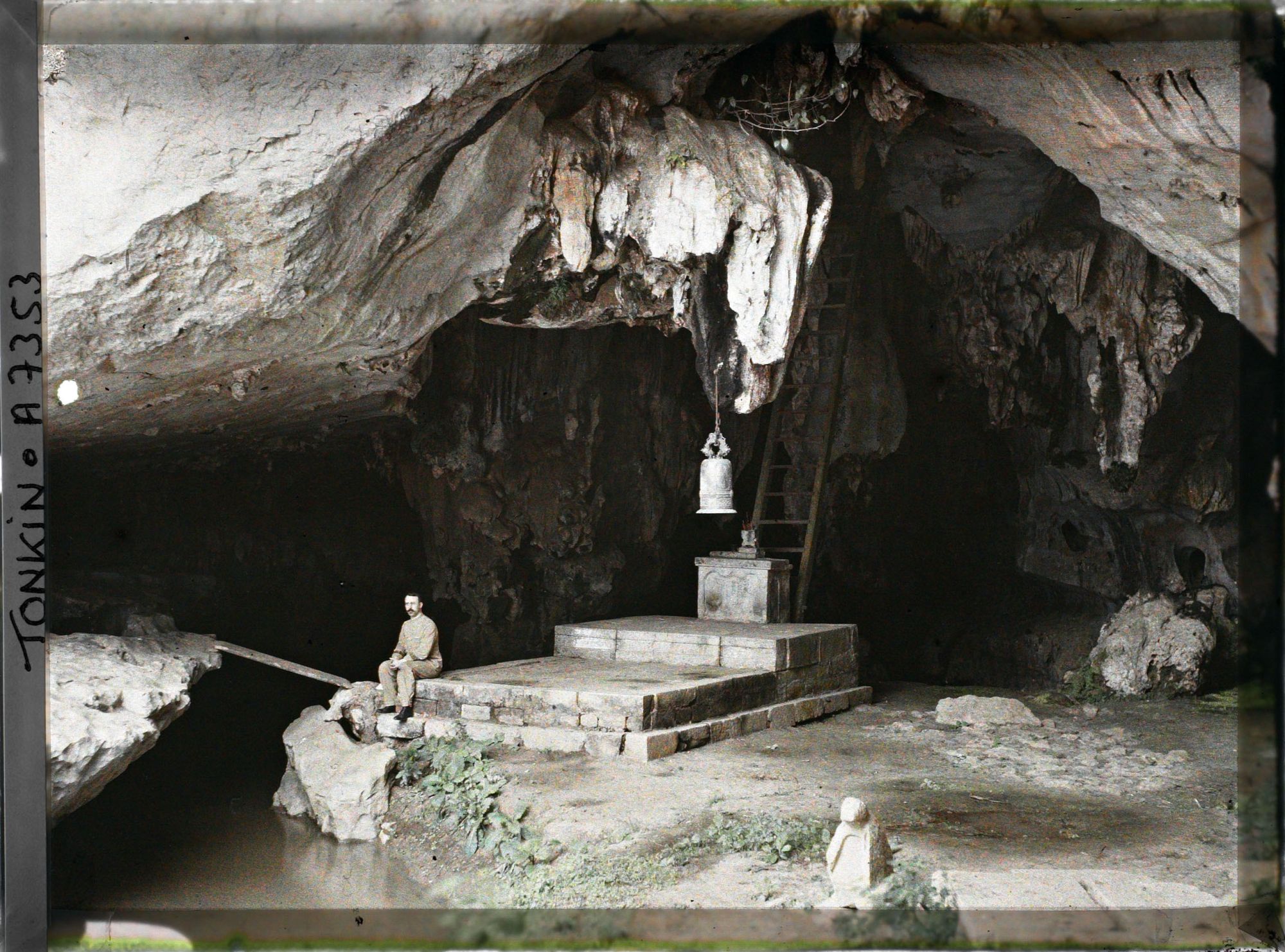 Image représentant Un occidental assis à l'entrée de la petite grotte des Rochers de Ky-lu'a