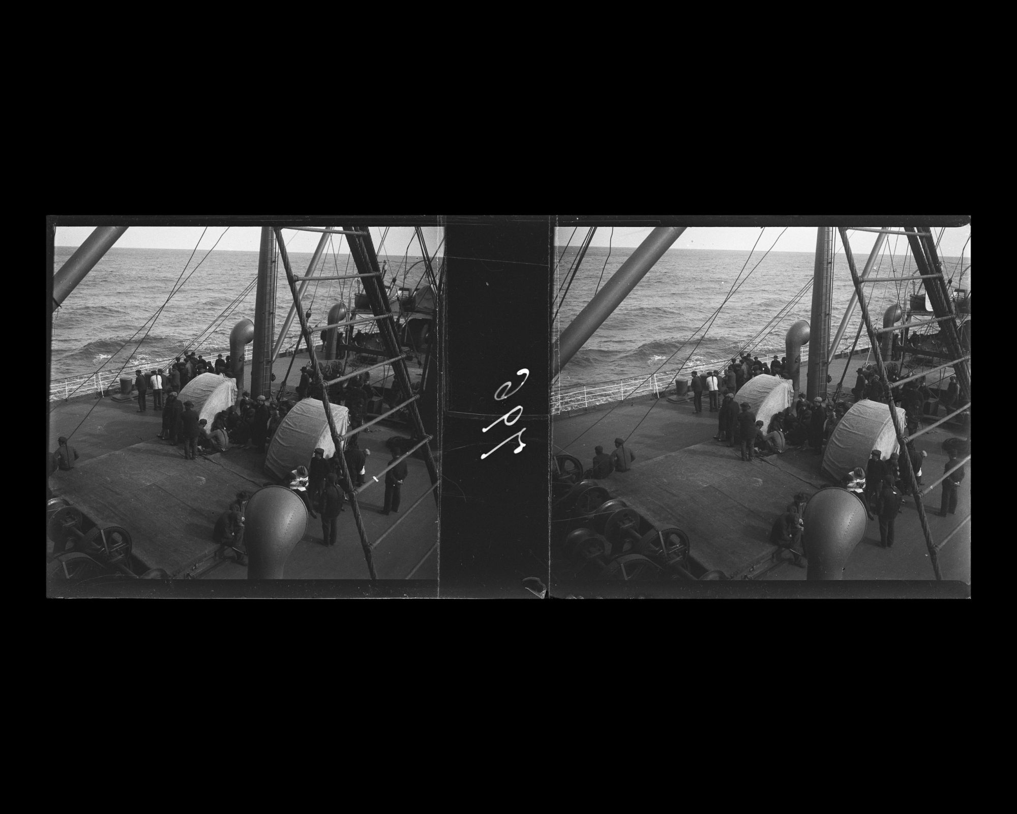 Image représentant Passagers ou membres de l'équipage asiatique sur le pont à l'arrière du navire