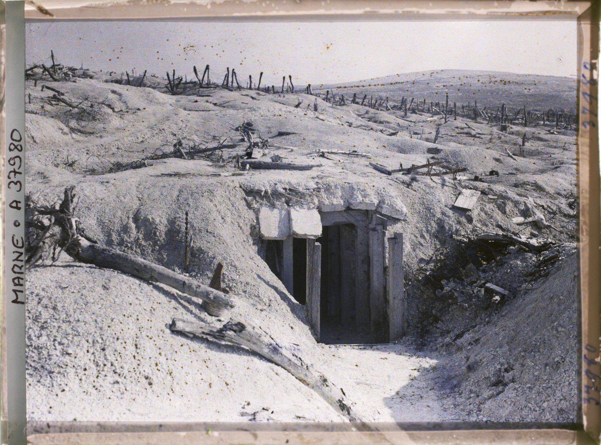 Image représentant France, Mont Cornillet, Pente Sud ; abri allemand et, au fond, le Mont Haut
