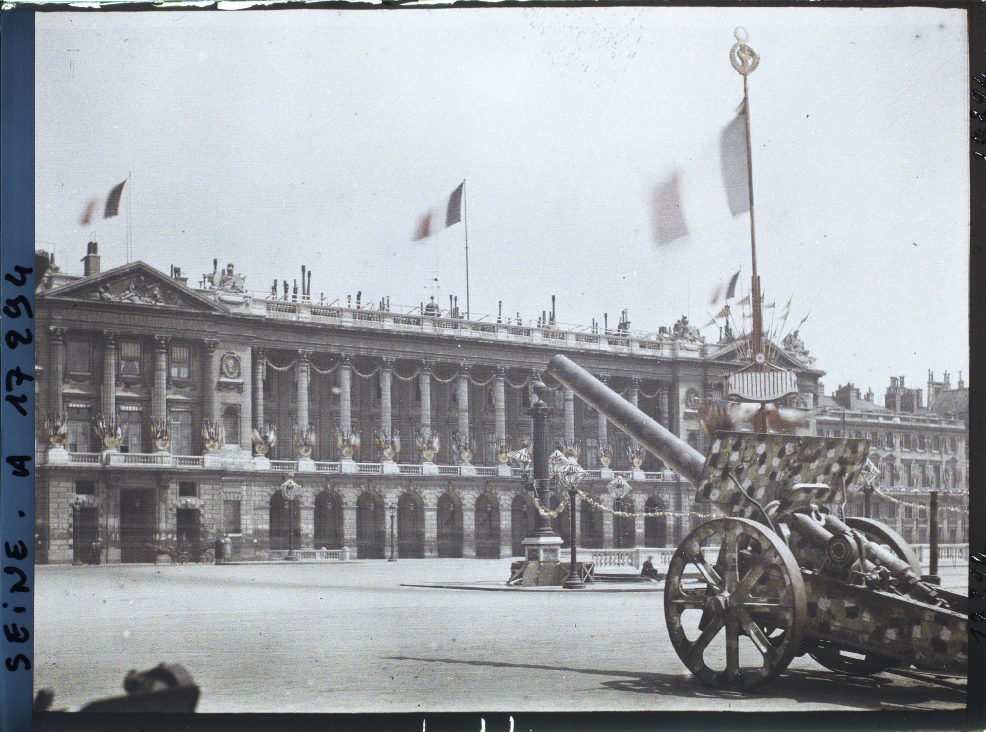 Image représentant L'hôtel de la Marine décoré pour les fêtes de la Victoire des 13 et 14 juillet, place de la Concorde