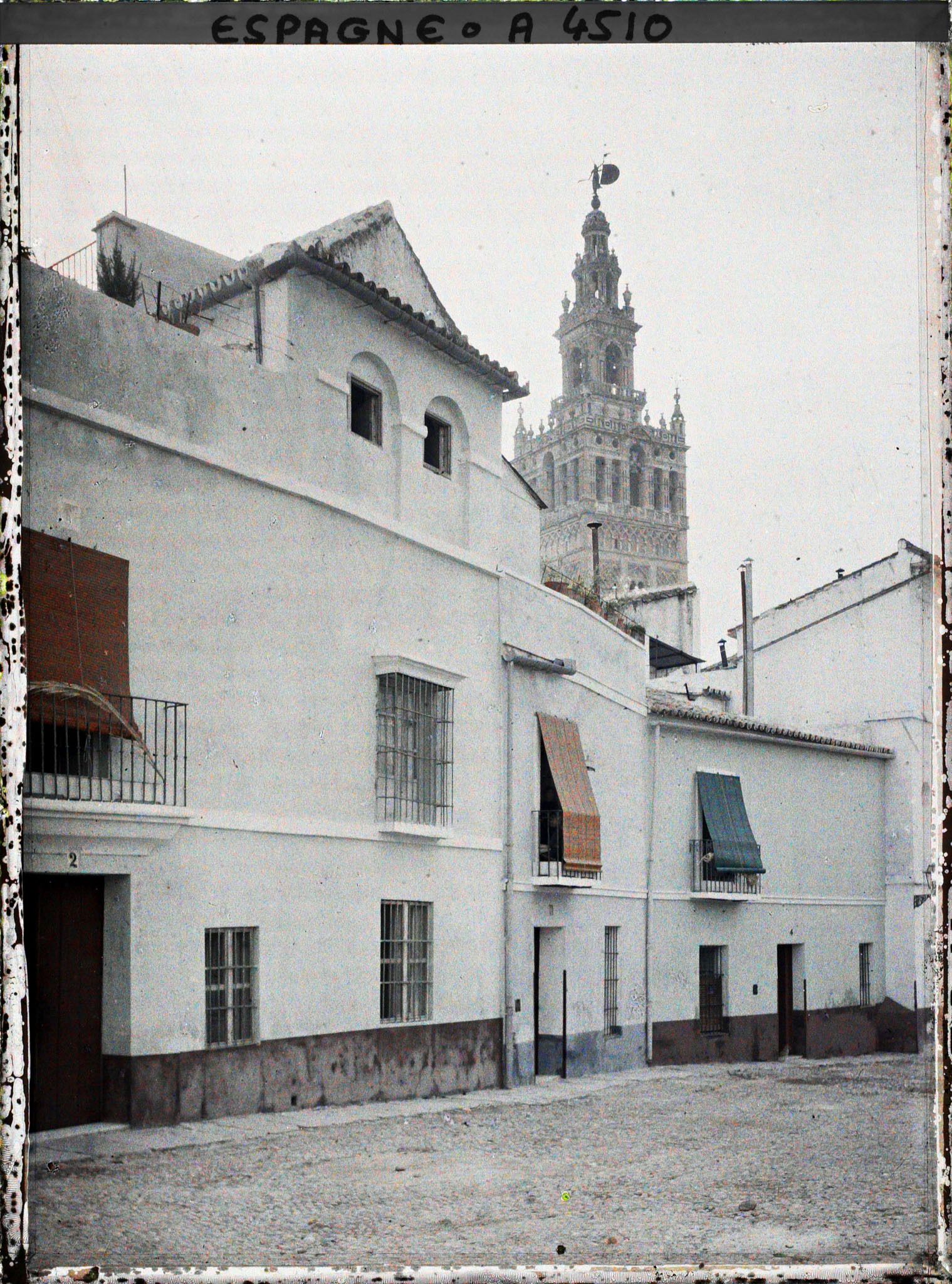 Image représentant La Giralda prise depuis une ruelle (Santa Marta ?)