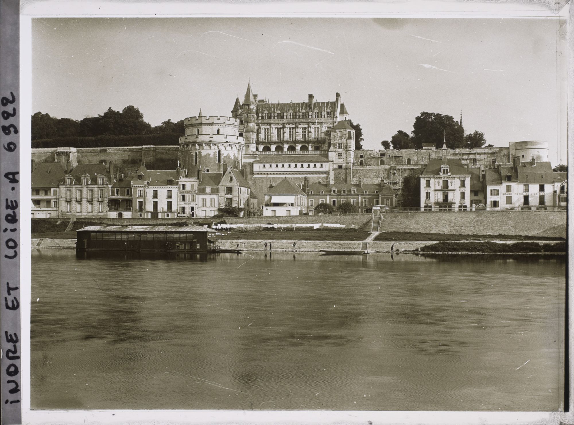 Image représentant Vue générale du château, au premier plan, la Loire
