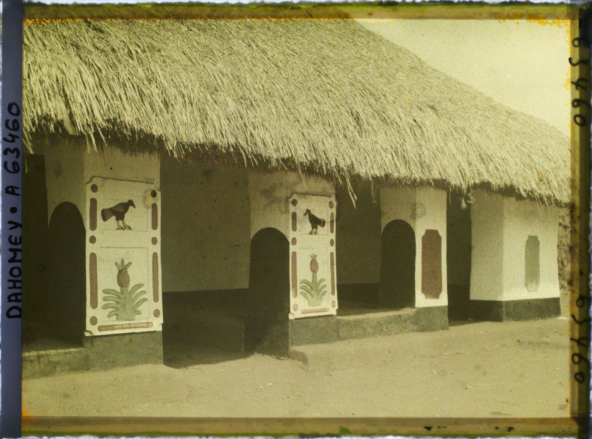 Image représentant Entrée du palais (singbo) de  null Guézo