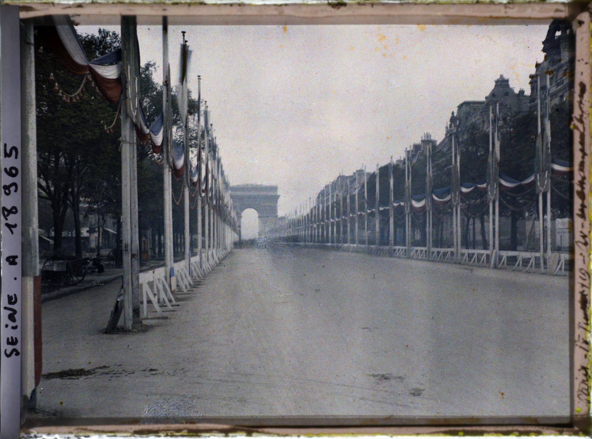 Image représentant Les Champs-Elysées décorés après les fêtes de la Victoire des 13 et 14 juillet 1919
