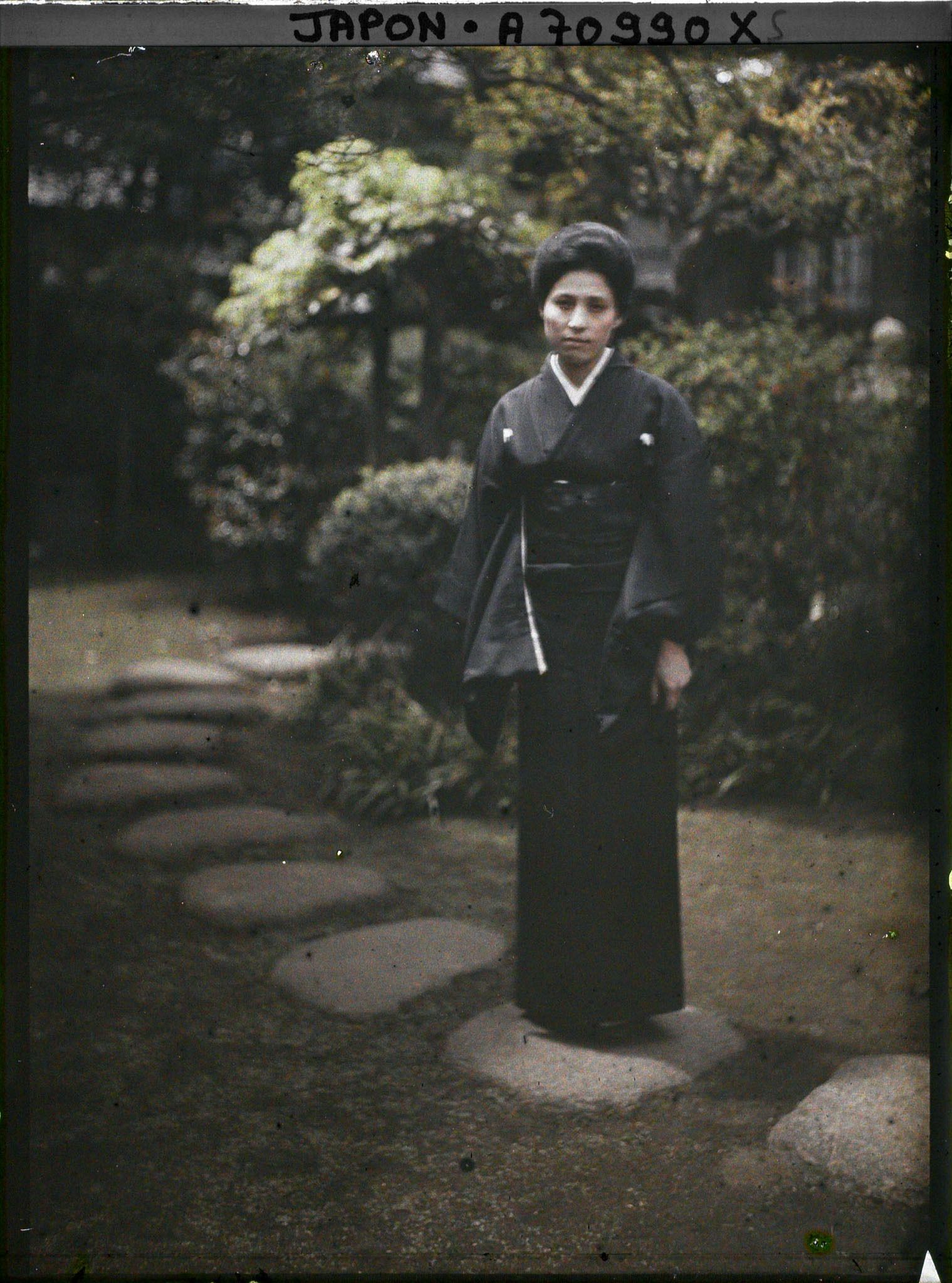 Image représentant Japonaise dans le jardin d'une résidence