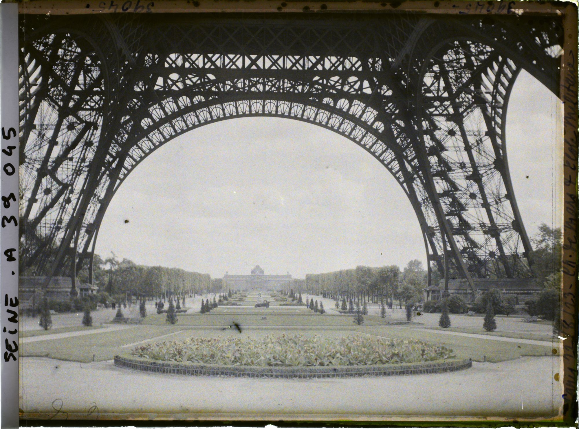 Image représentant Le Champ de Mars et l'École militaire depuis les pieds de la tour Eiffel