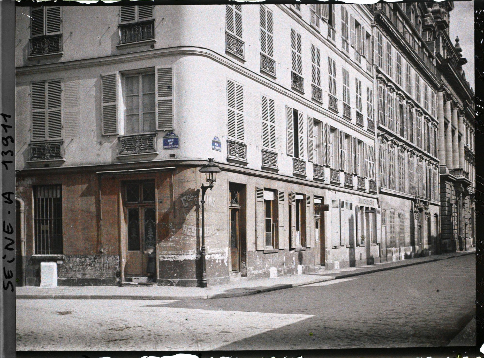 Image représentant Soupiraux cimentés rue de Bourgogne et rue de Varenne