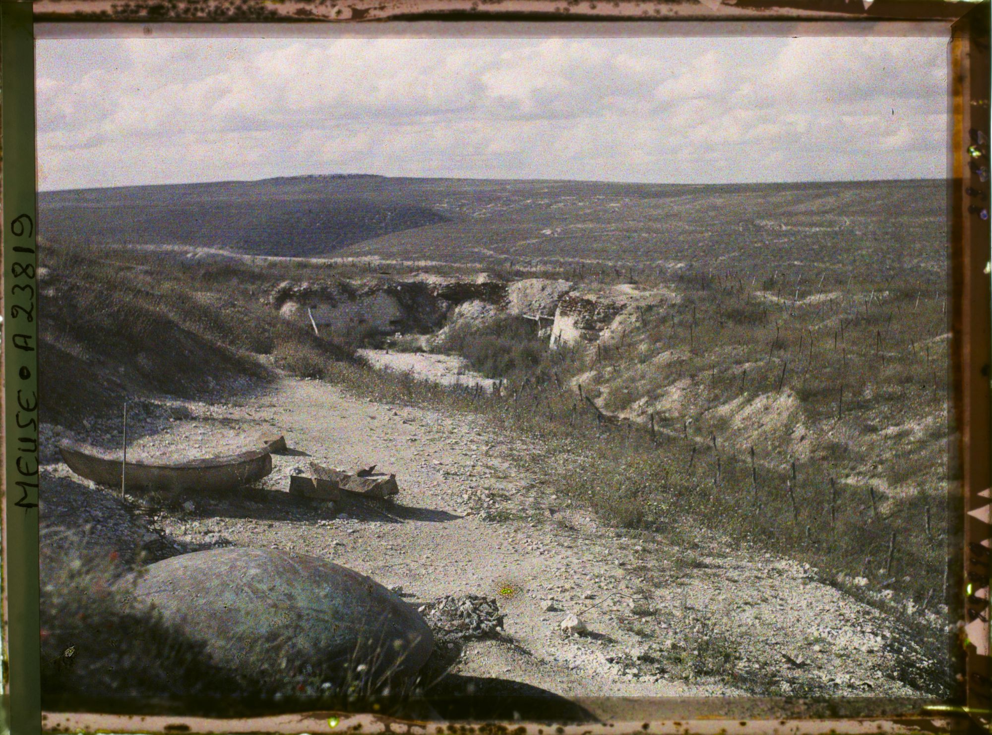 Image représentant France, Fort de Vaux, La Coupole détruite par le Commandant Raynal et le fort de Douaumont