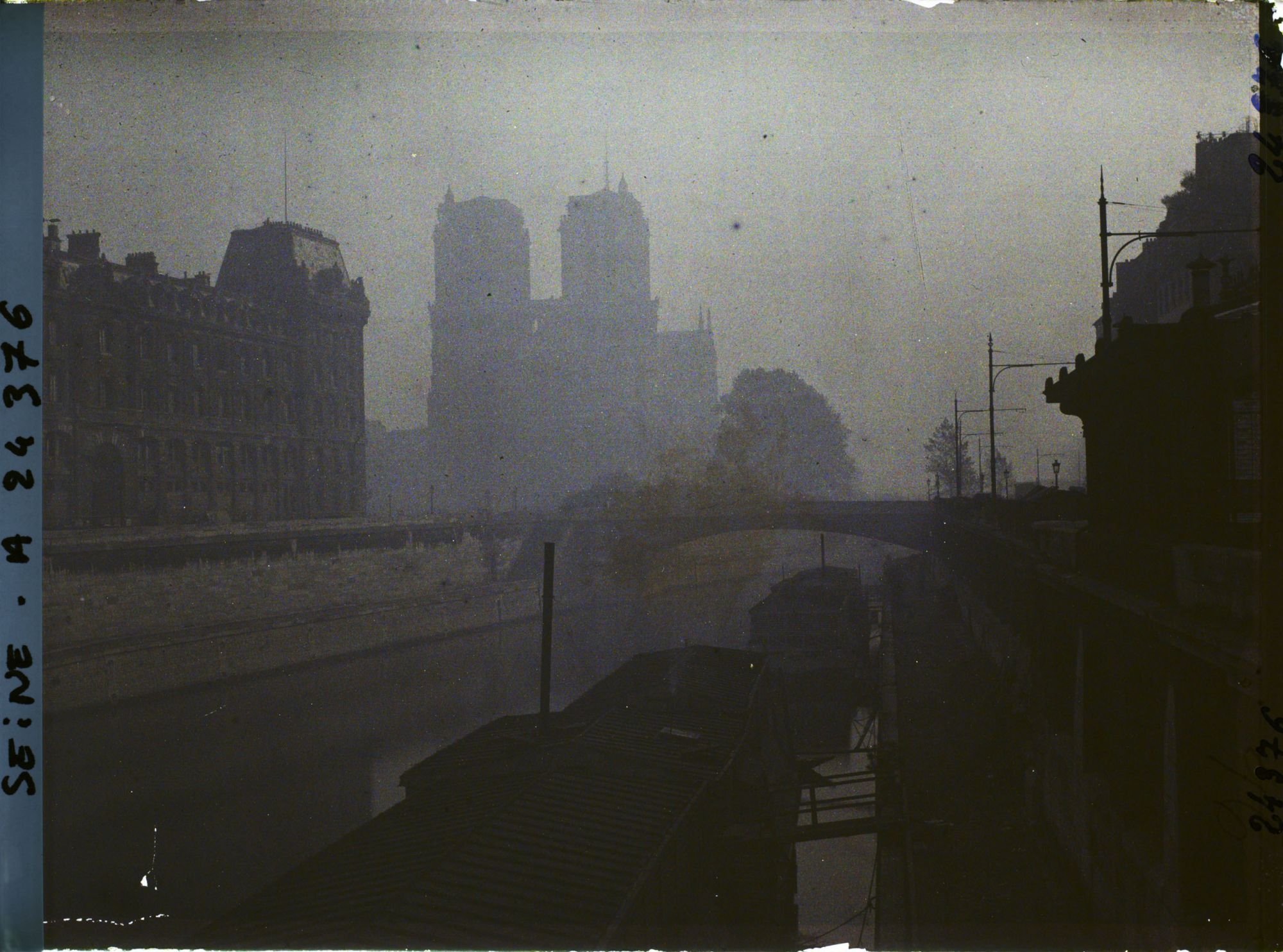 Image représentant La cathédrale de Notre-Dame dans le brouillard