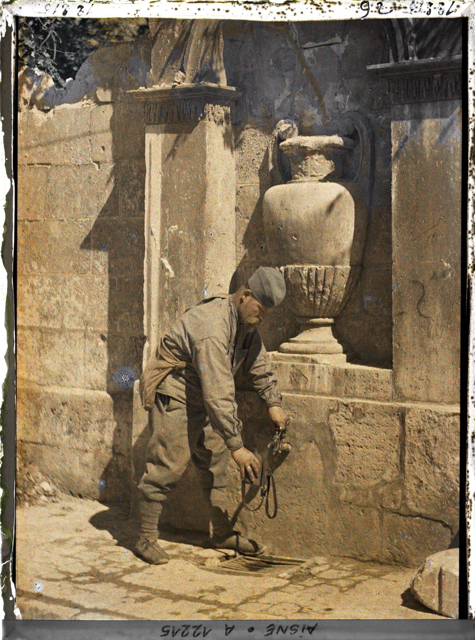 Image représentant Un soldat prenant de l'eau à la fontaine du Vase de Soissons