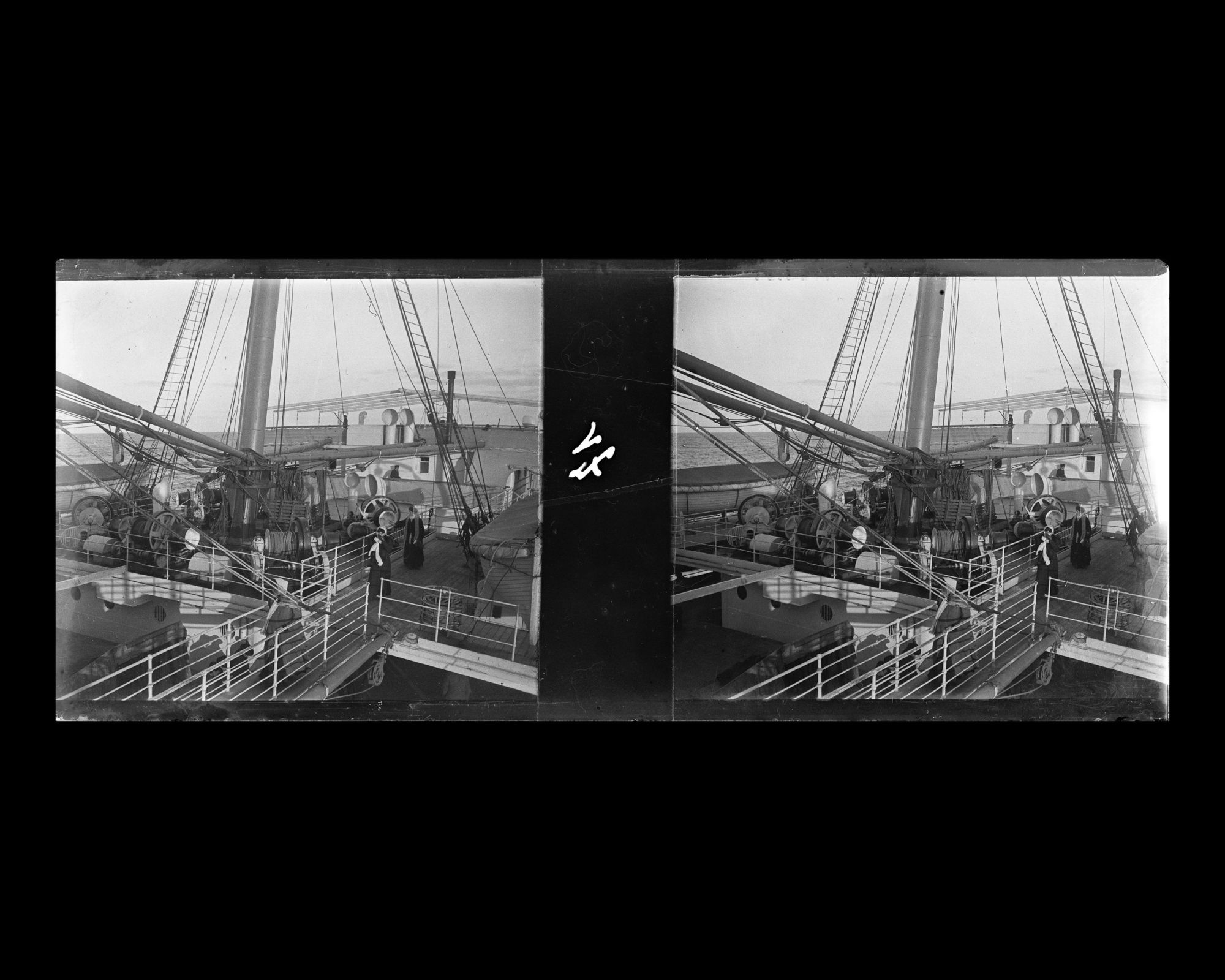 Image représentant Passagers des 2emes classes sur les passerelles au dessus de l'entrepont