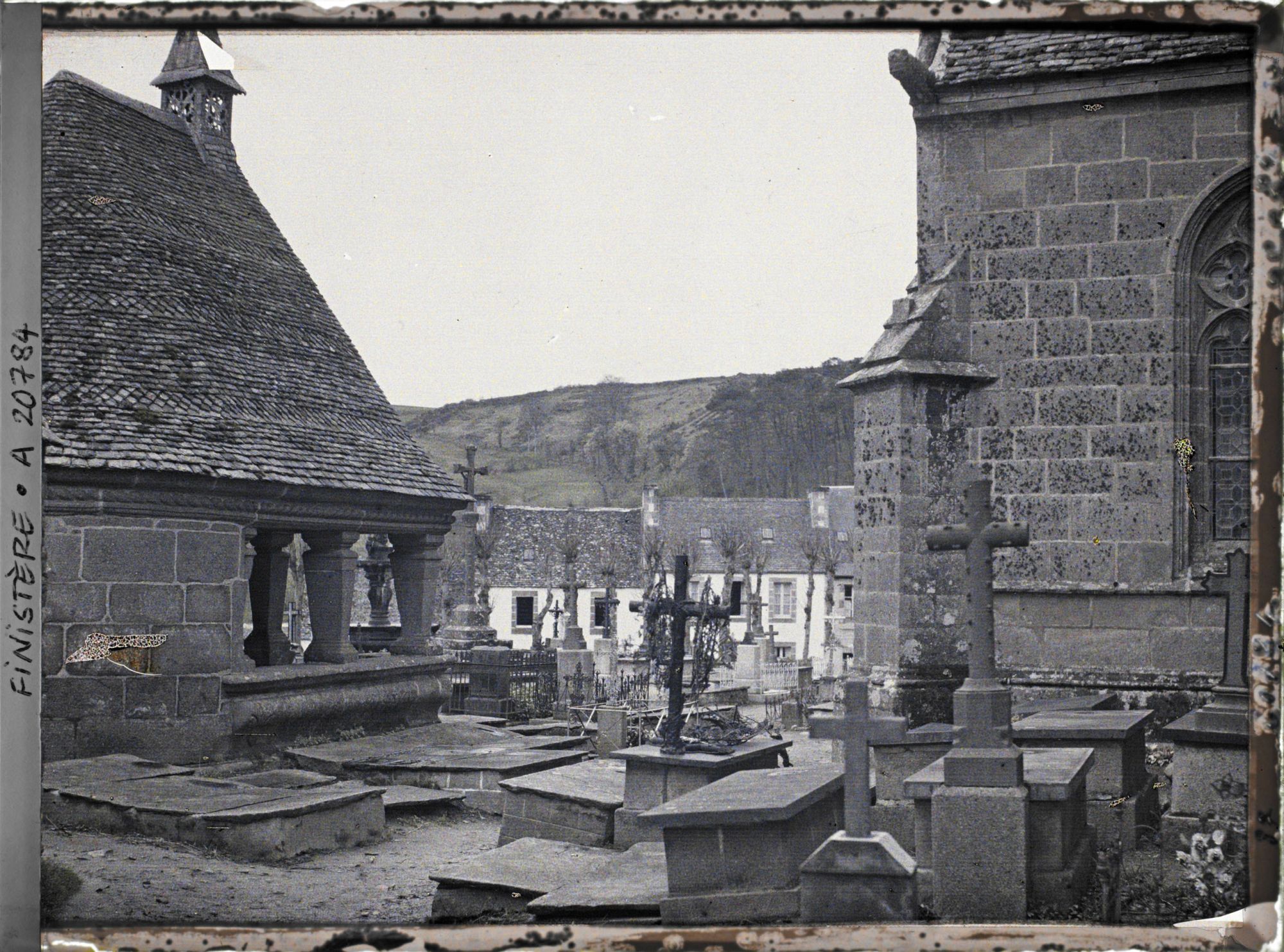 Image représentant A l'intérieur de l'enclos paroissial, le cimetière, l'oratoire et l'église Saint-Jean-du-Doigt