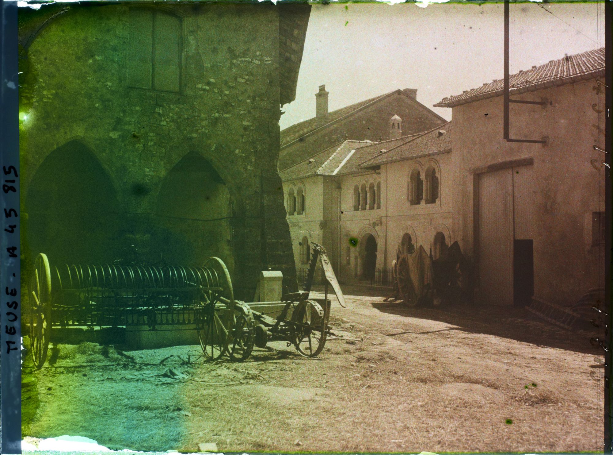 Image représentant France, Hattonchâtel, Contre jour sur le Corps de Garde