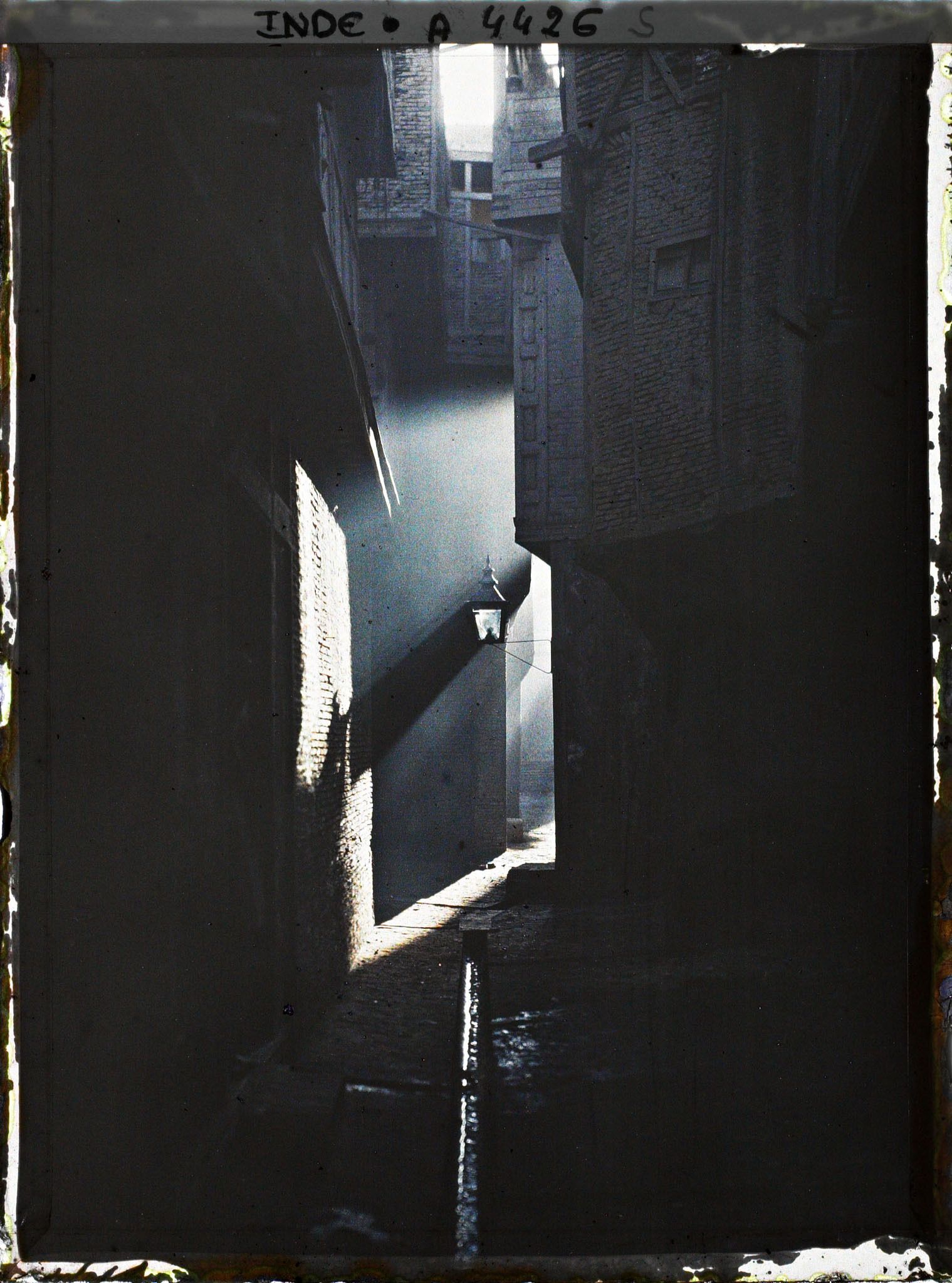 Image représentant Une rue en contre-jour