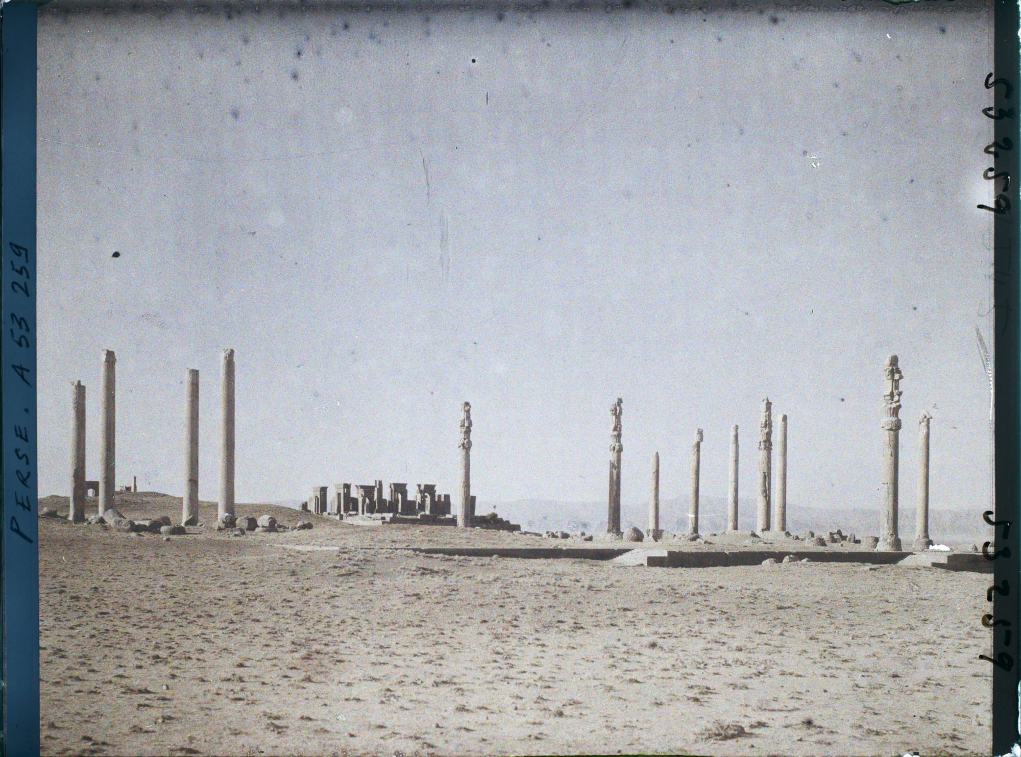 Image représentant Vestiges de l'Apadana (Hall d'audience de Darius 1er, fin du VIe siècle avant J.-C.). Au fond, le palais de Darius