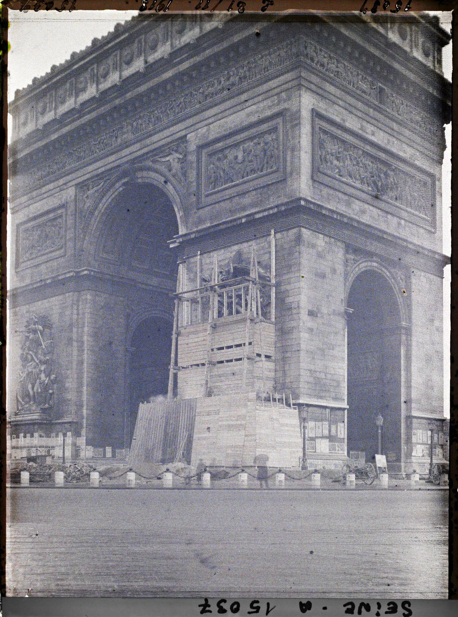Image représentant Démantèlement des protections anti-bombardement sur l'Arc de triomphe