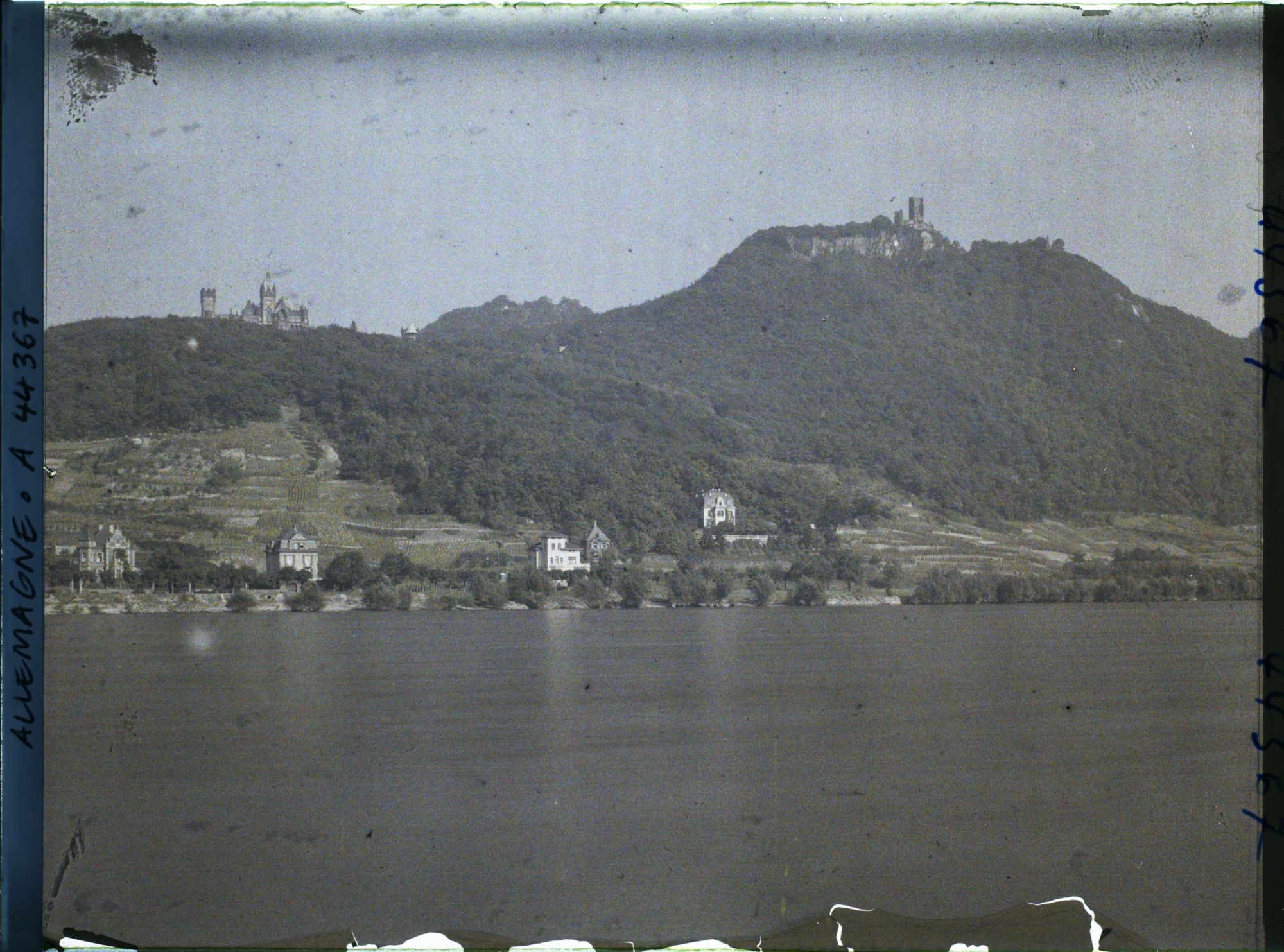 Image représentant Allemagne, Mehlem, Le Drachenfels et le Drachenbourg vus de Mehlem