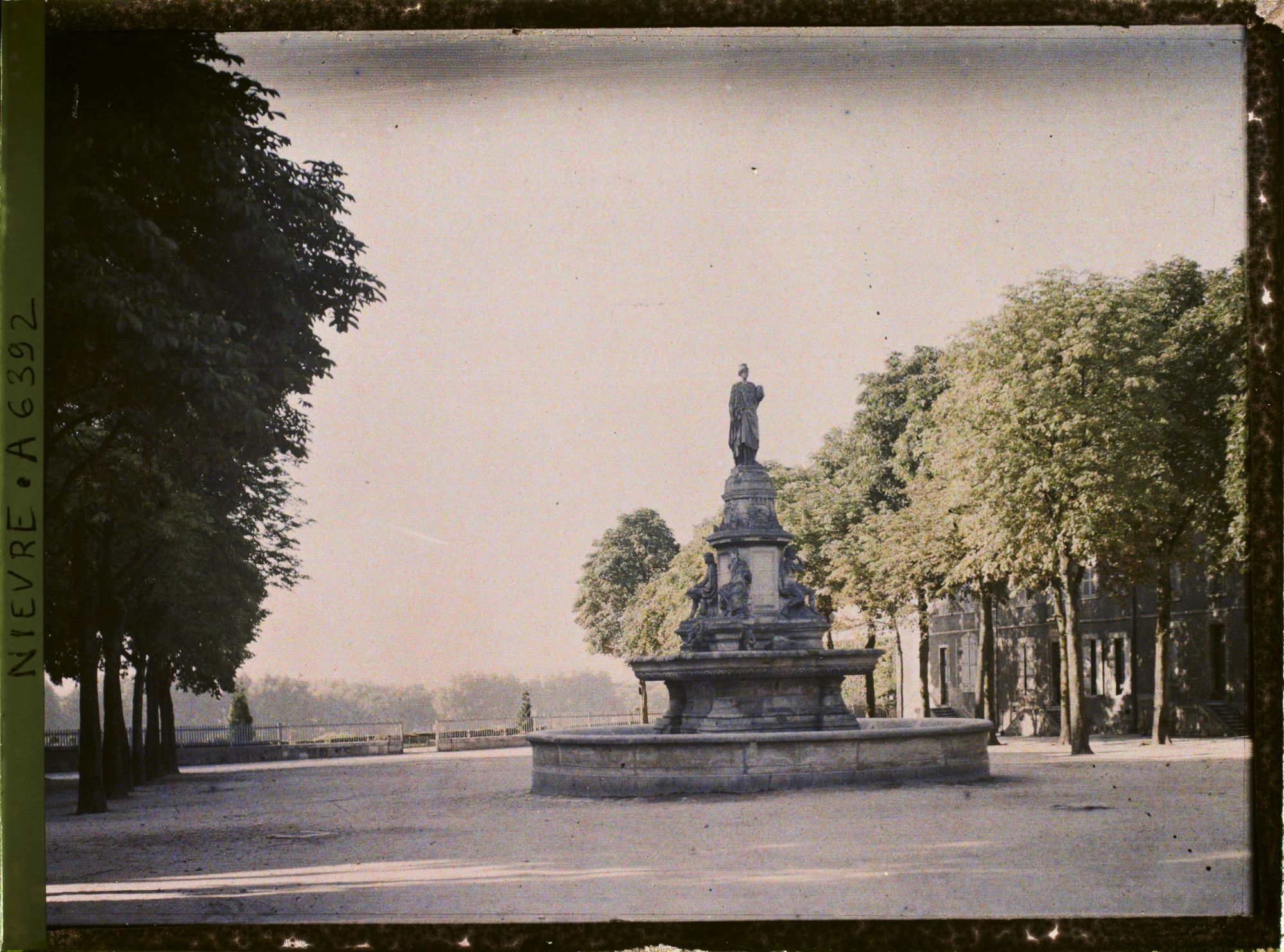 Image représentant La fontaine sur la place de la République