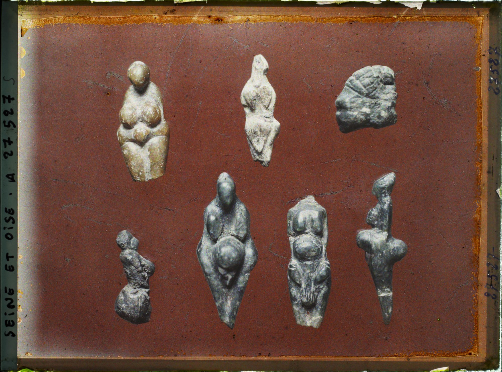 Image représentant France, St Germain-en-Laye, Grotte de Baoussé-Roussé. Figures humaines noires en Stéatite, la Jaune en Steatite également, la plus Claire (partie centrale en haut) en os.