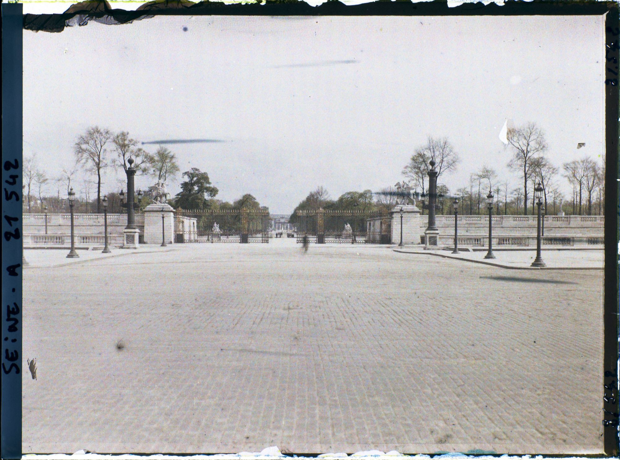 Image représentant L'entrée des Tuileries depuis la place de la Concorde