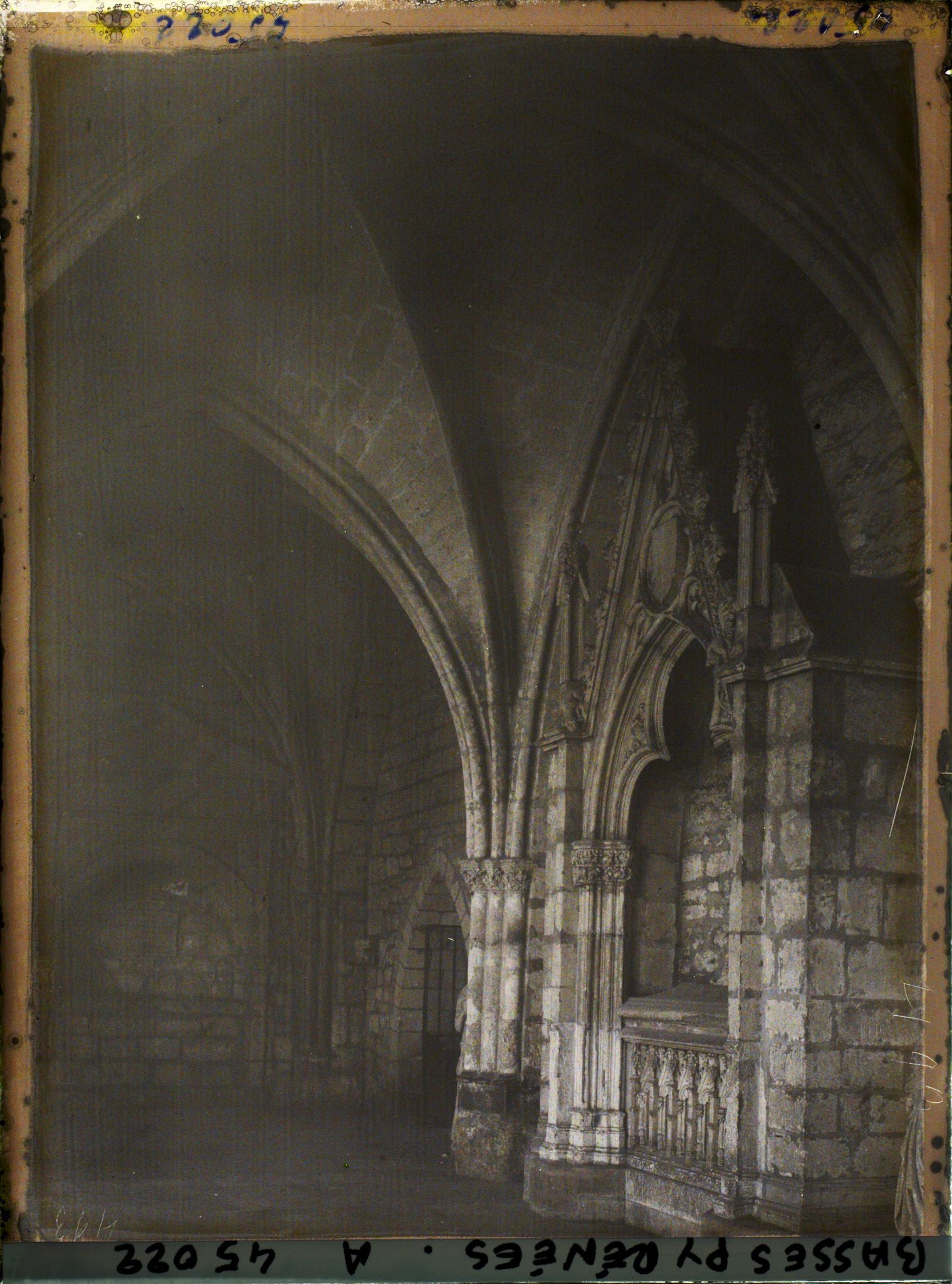 Image représentant France, Bayonne, Le Cloître de la Cathédrale, les Galeries Tombeau ancien s/ le Côté