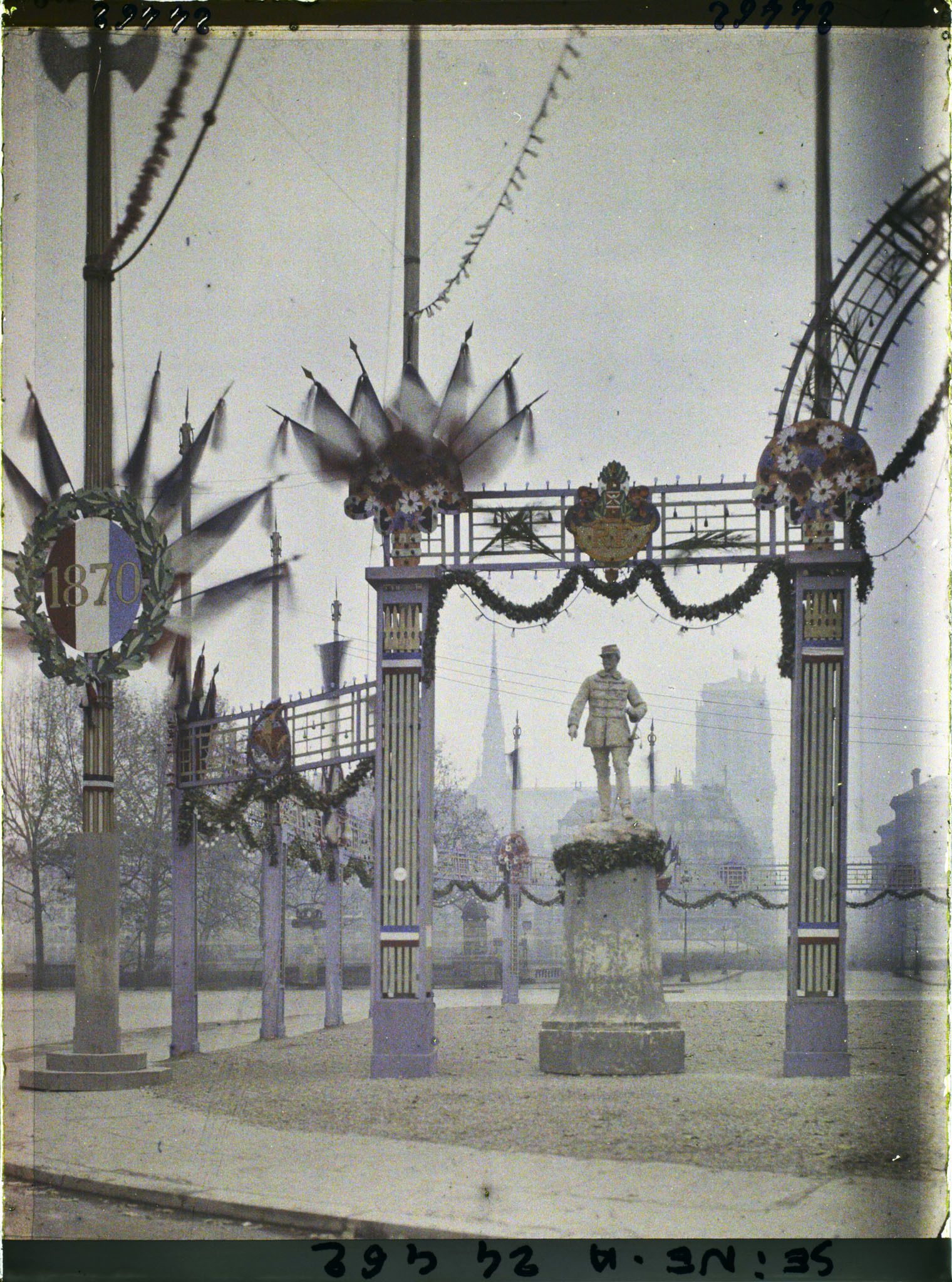Image représentant La statue du général Chanzy place de l'Hôtel de Ville pour le Cinquantenaire de la IIIe République
