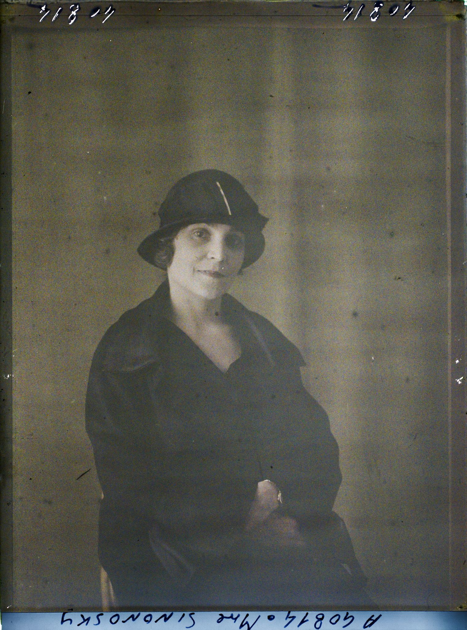 Image représentant https://musee-albert-kahn.s-museum.fr/home/NWQ2OTAwYzNmYjZlZTk1ZWQwODJmMjY4L2dlbmVyaWMtbm90aWNlLXRhYi9hdXRob3JpdHkvNjE3YTc5ZjVjZjhiODk2OGIzMzM3ZDIx/5d6900c3fb6ee95ed082f268/generic-notice-tab/authority/617a79ebcf8b8968b33377f1 Madame Sinonosky