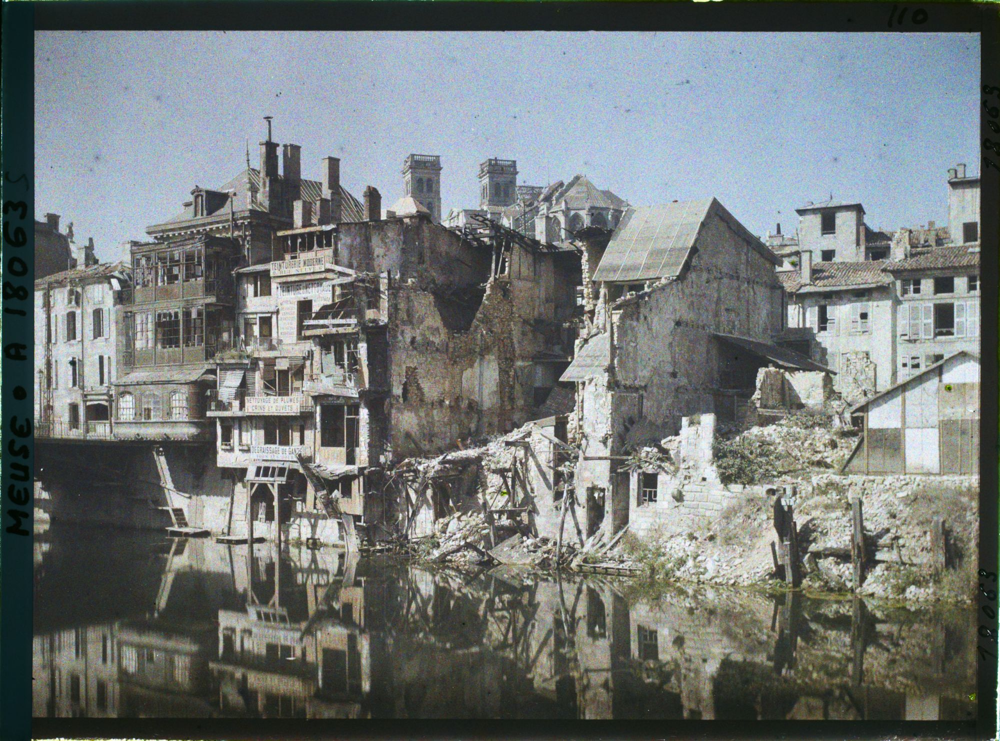 Image représentant France, Verdun, Sur les bords de la Meuse, maisons détruites