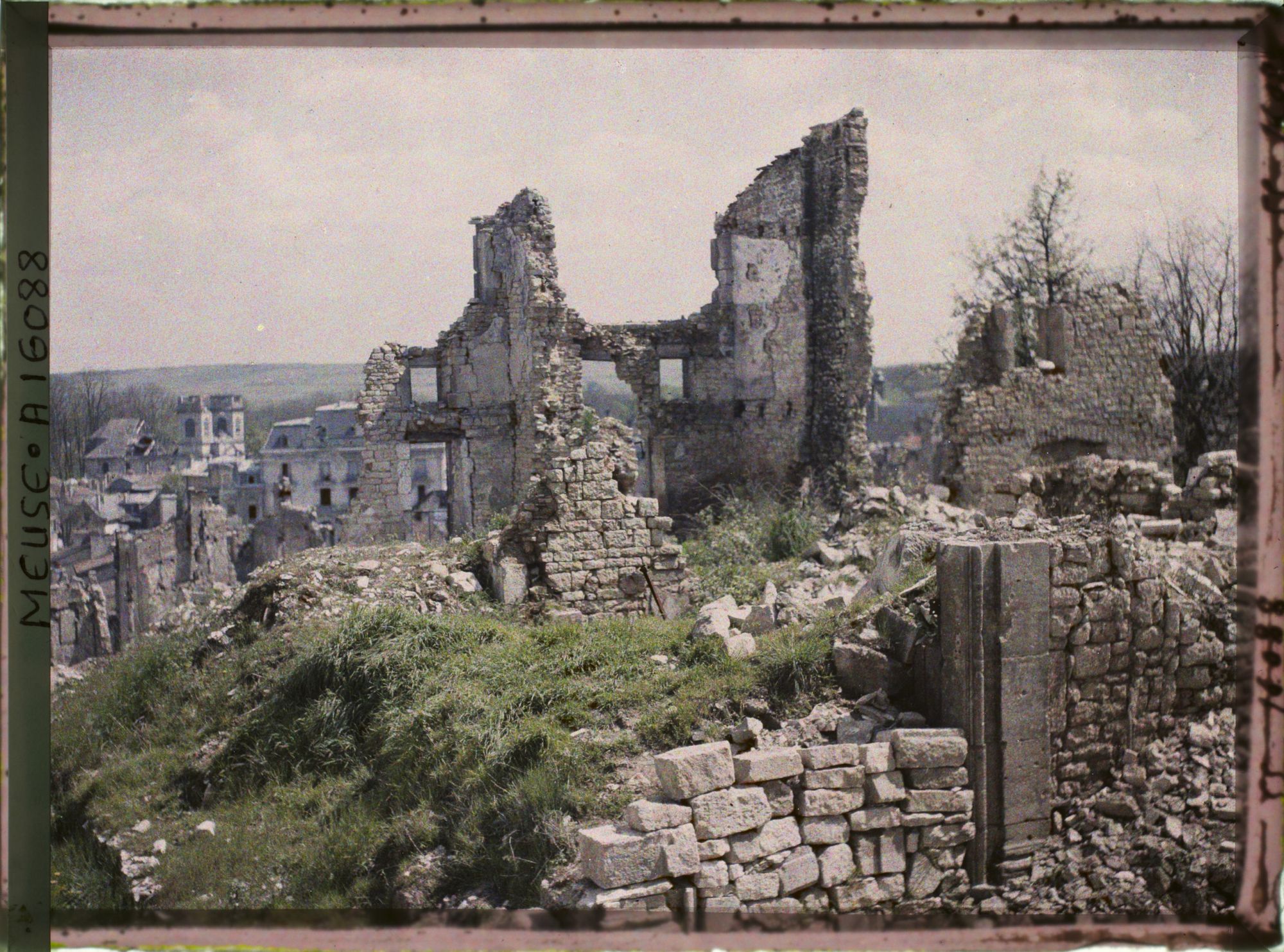 Image représentant France, Verdun, Ruines de la Ville basse, Vue prise de la Place de la Magdelenie-au fond, l'Eglise St Sauveur