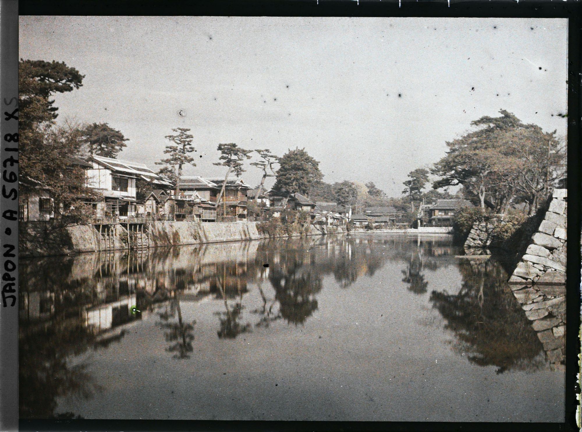 Image représentant La douve ouest du château U-jô ("château des corbeaux")