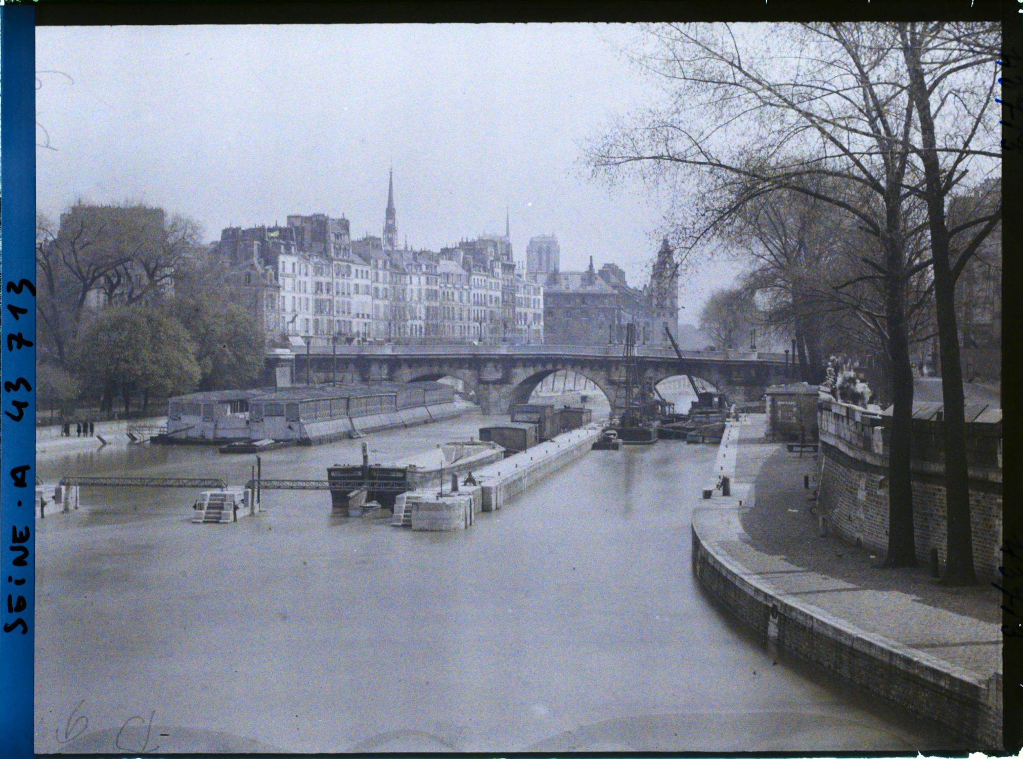 Image représentant Le barrage de la Monnaie et le Pont-Neuf depuis le pont des Arts, quai de Conti