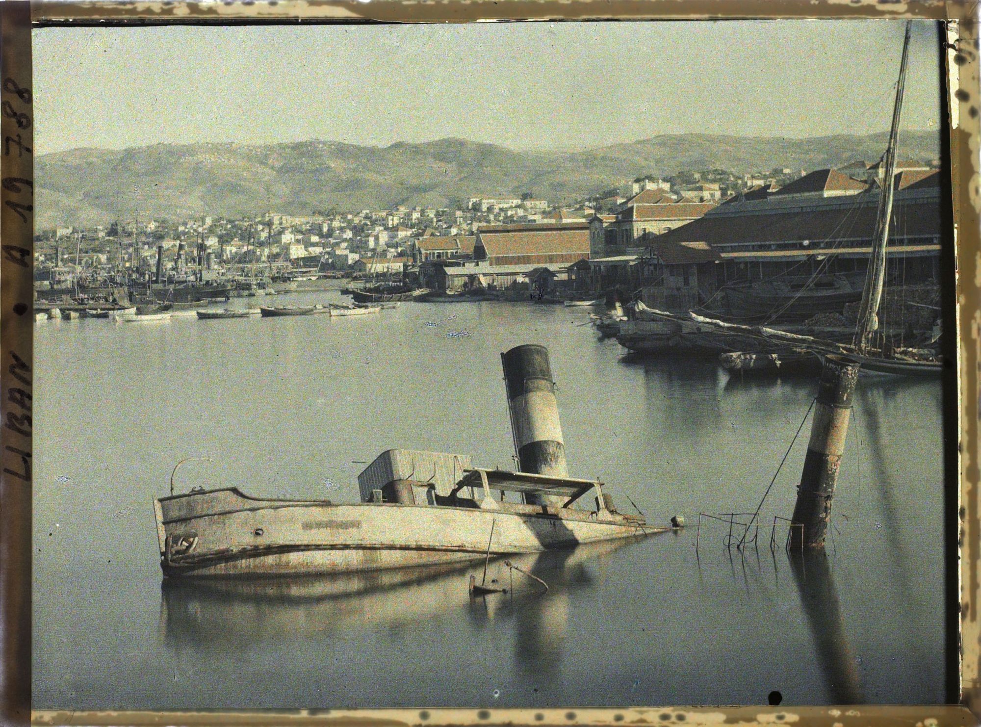 Image représentant Vue sur les entrepôts, navires chalutiers, barques et voiliers du port