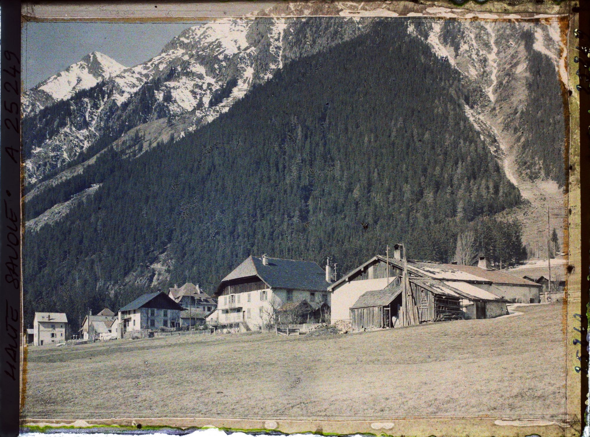 Image représentant France Les Alpes, Pècles, Vallée de Chamonix, Village des Pècles, types de Maisons