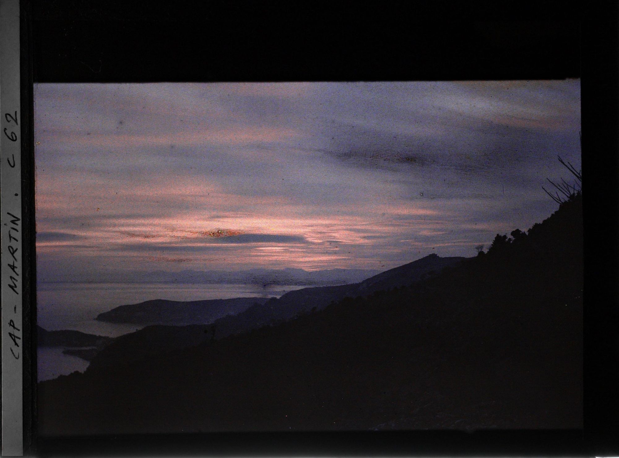 Image représentant Paysage maritime vu à contre-jour sur un ciel rosé