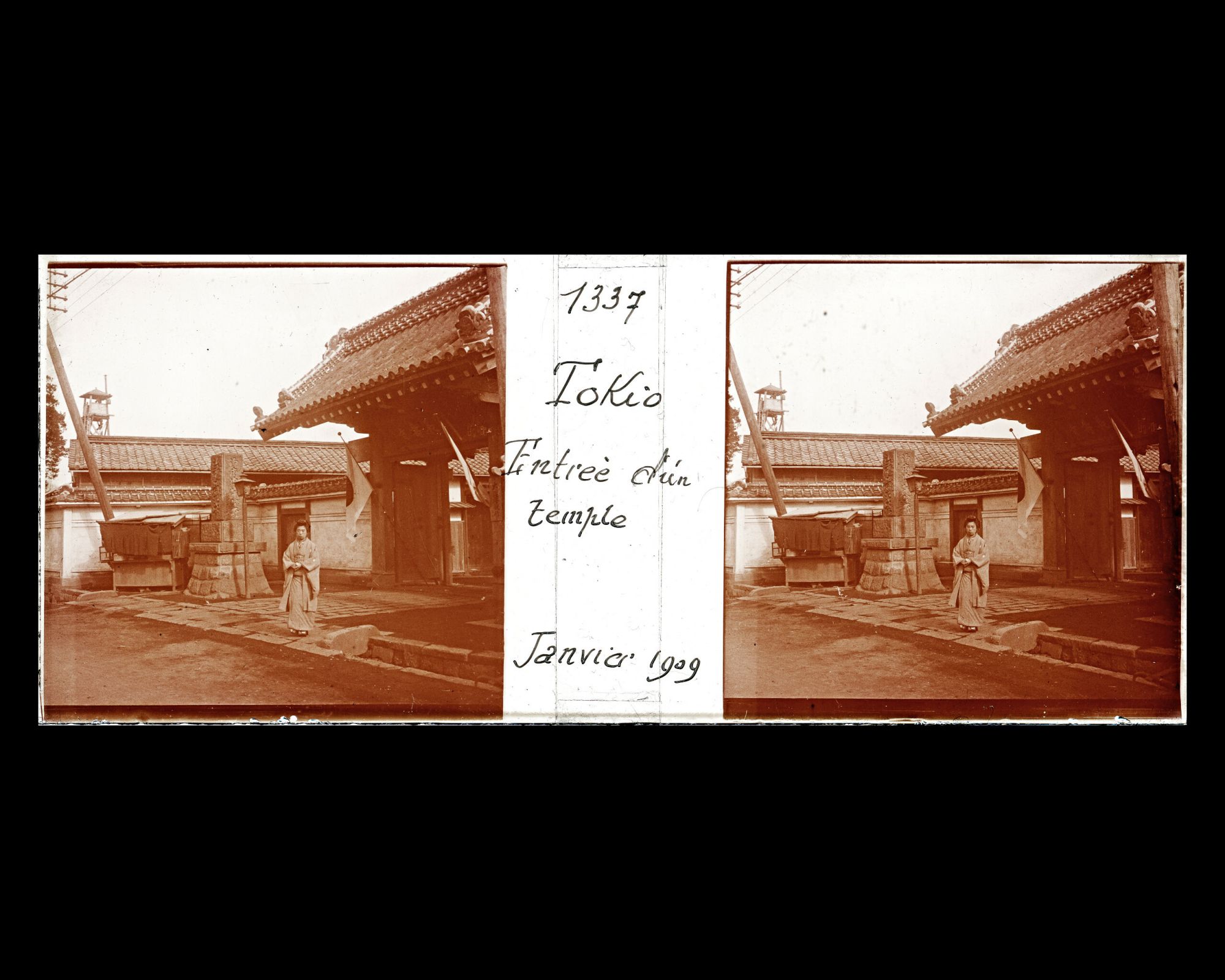 Image représentant Dame à l'entrée d'un temple?