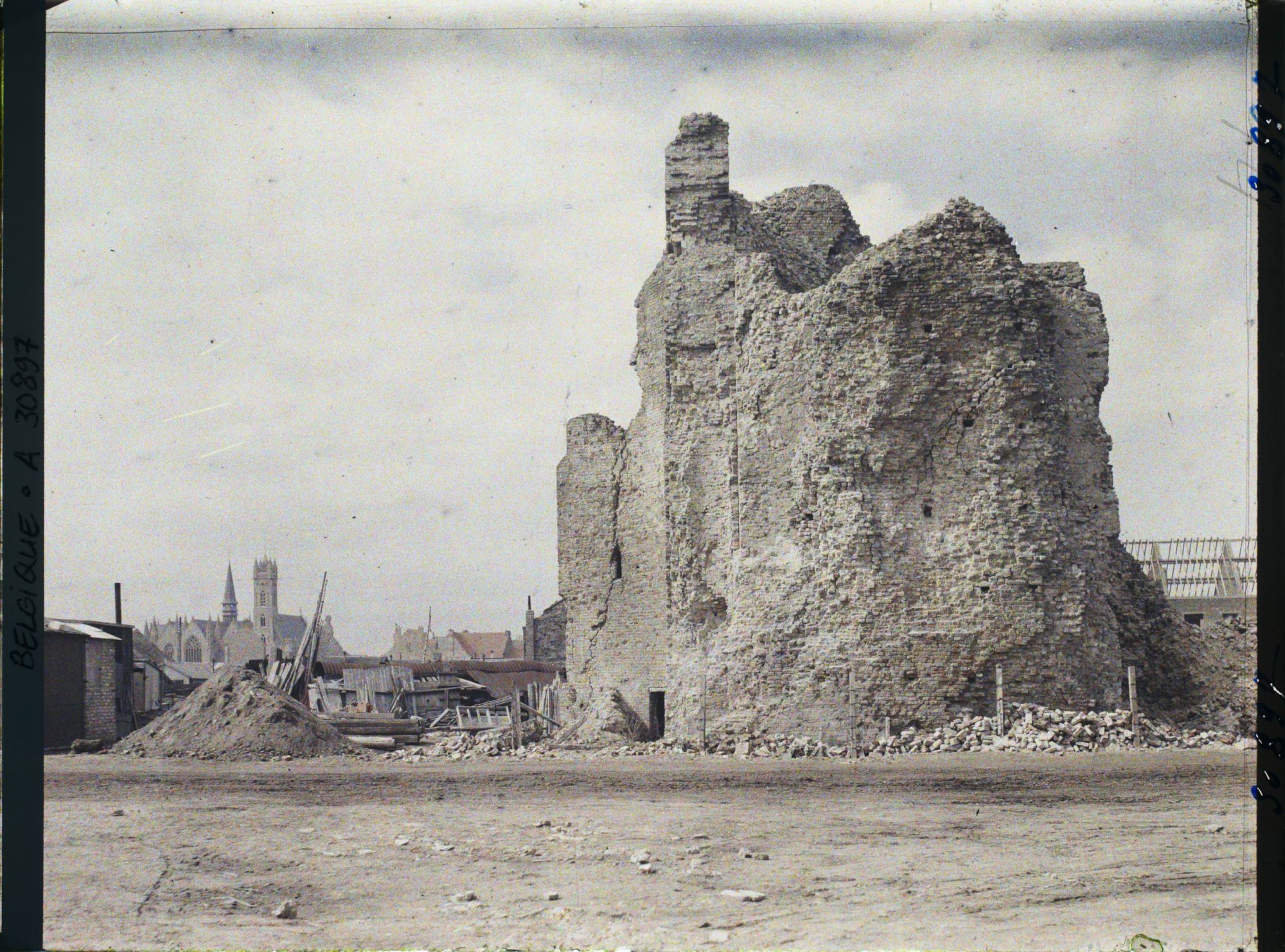 Image représentant Belgique, Nieuport, Ruines, Tour des Templiers, dans le fond, l'Eglise