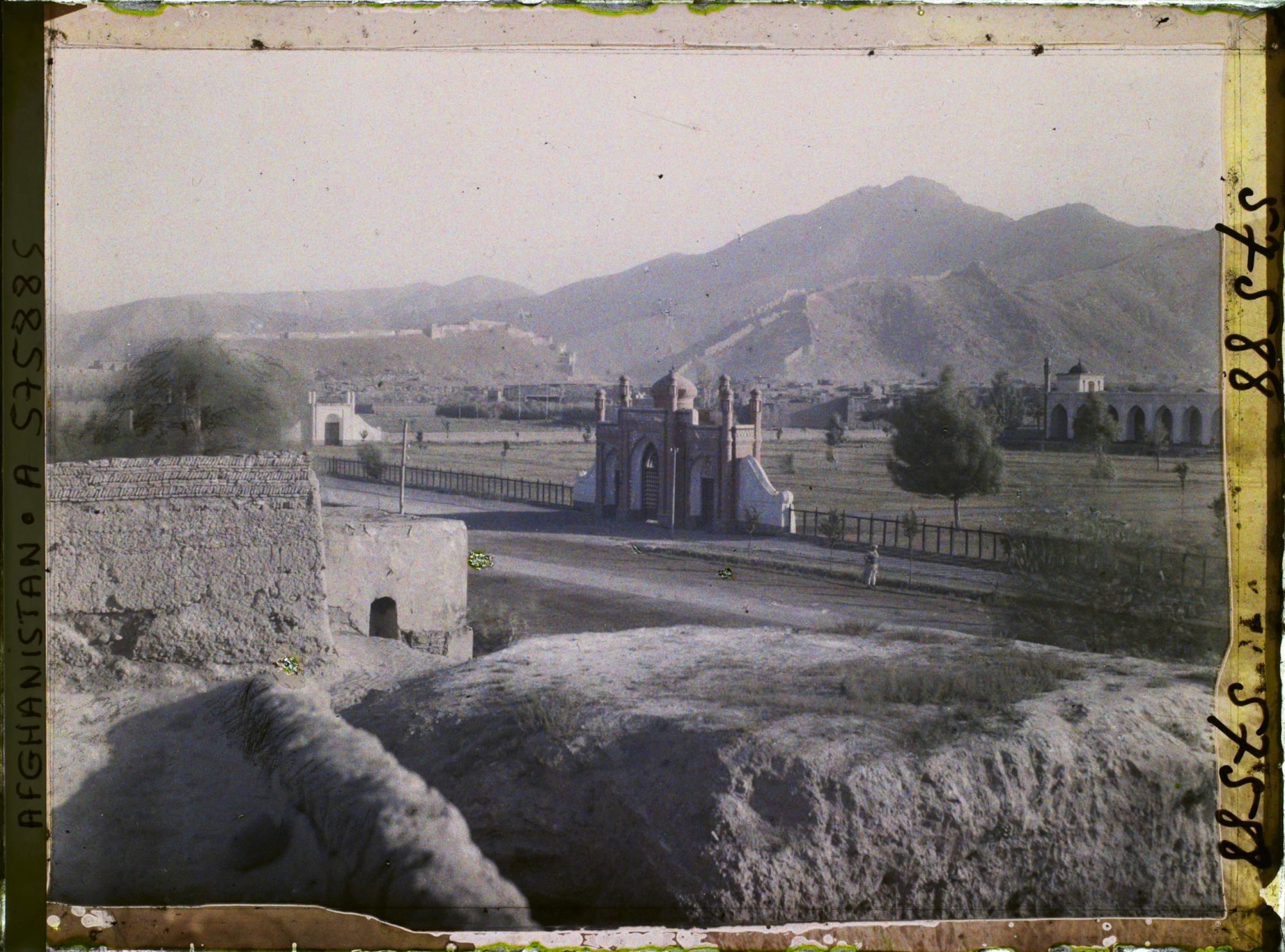 Image représentant La Masjid (mosquée) Id-Gah. A l'arrière plan, la forteresse Bala-Hissar