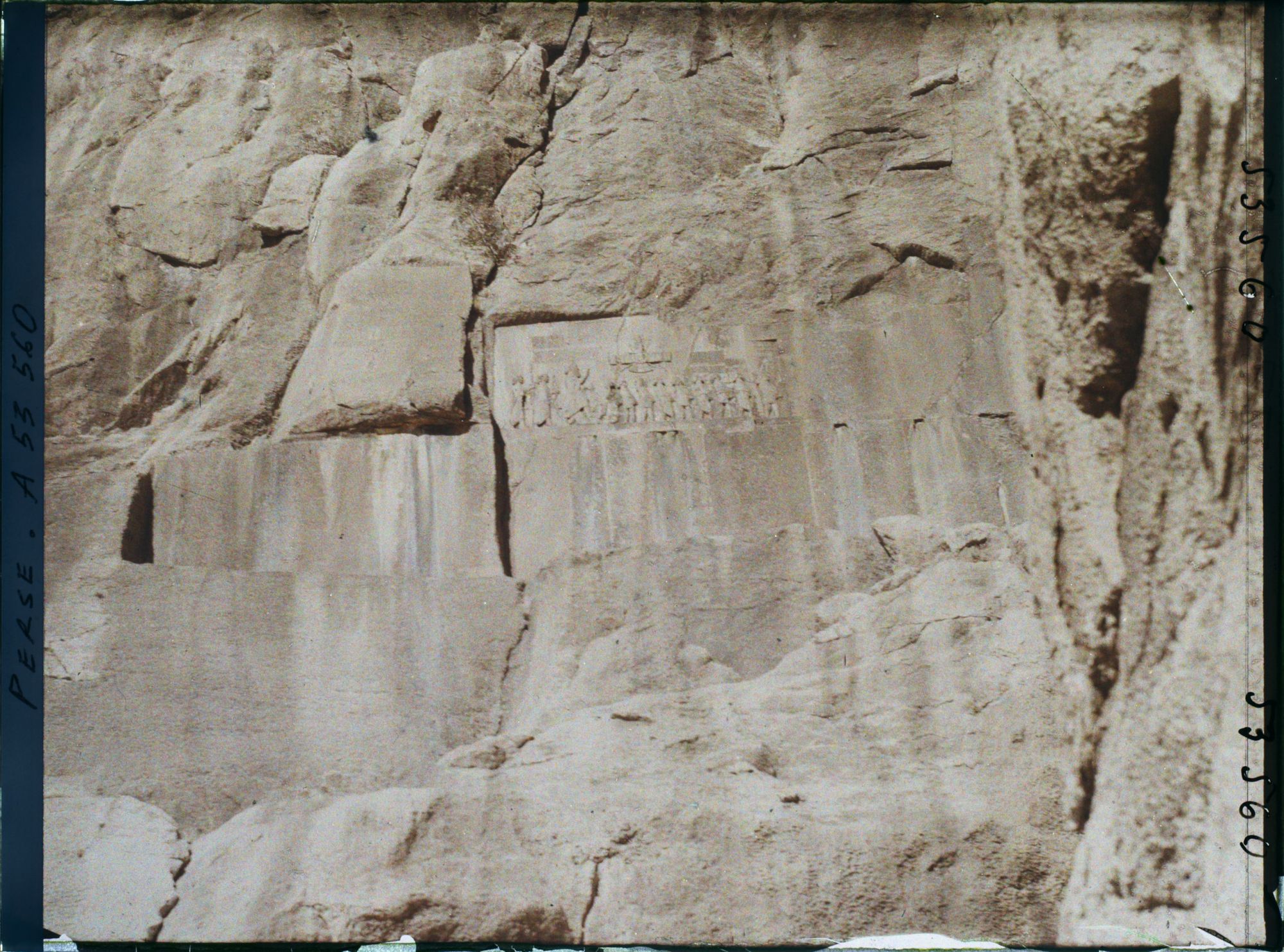 Image représentant Le monument de Darius 1er : bas-relief et inscriptions trilingues en cunéiformes, à 63 mètres de hauteur (521-524 avant J.-C.)