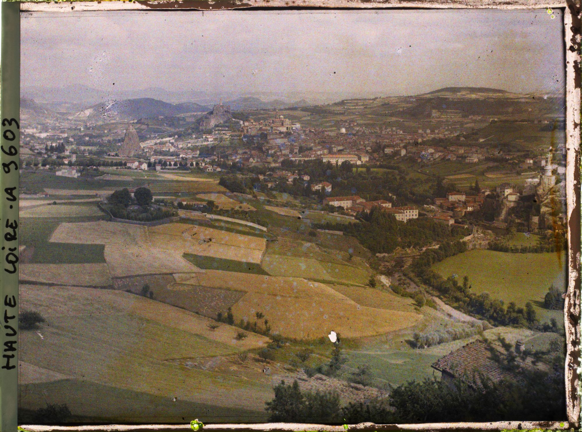 Image représentant Vue de la ville et des environs du Puy-en-Velay pris depuis la terrasse du château en direction du sud-sud-est