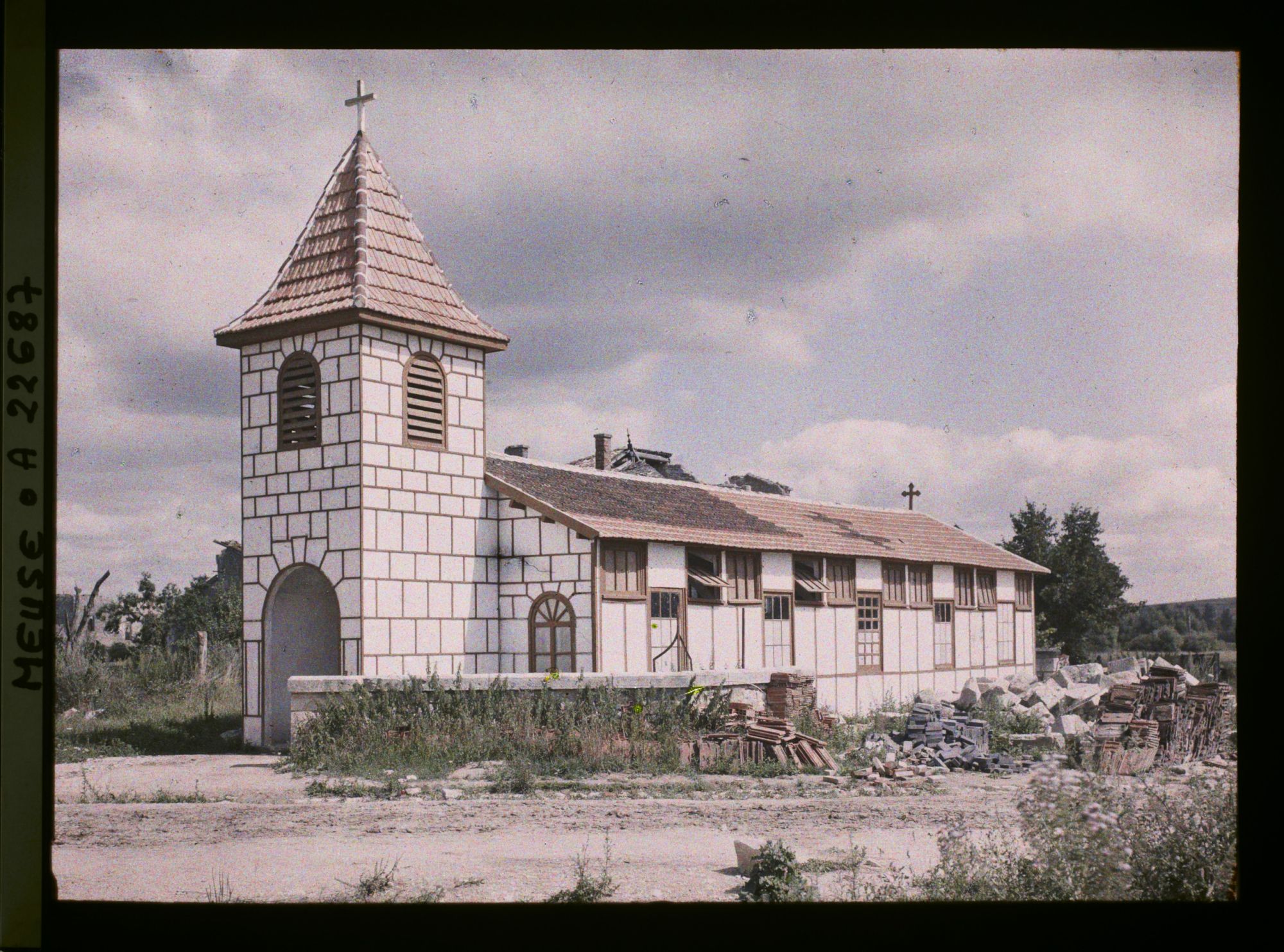 Image représentant France, Les Paroches, La nouvelle Eglise ( façade)