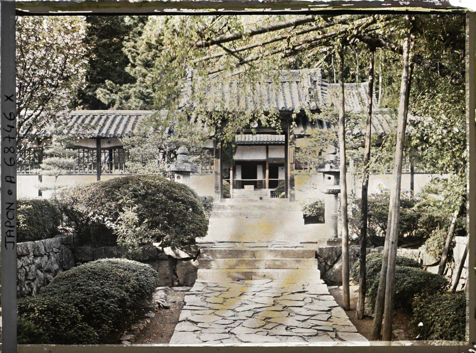Image représentant Temple Kôshô-ji : la première cour du temple et la porte menant vers la seconde cour menant au hondo