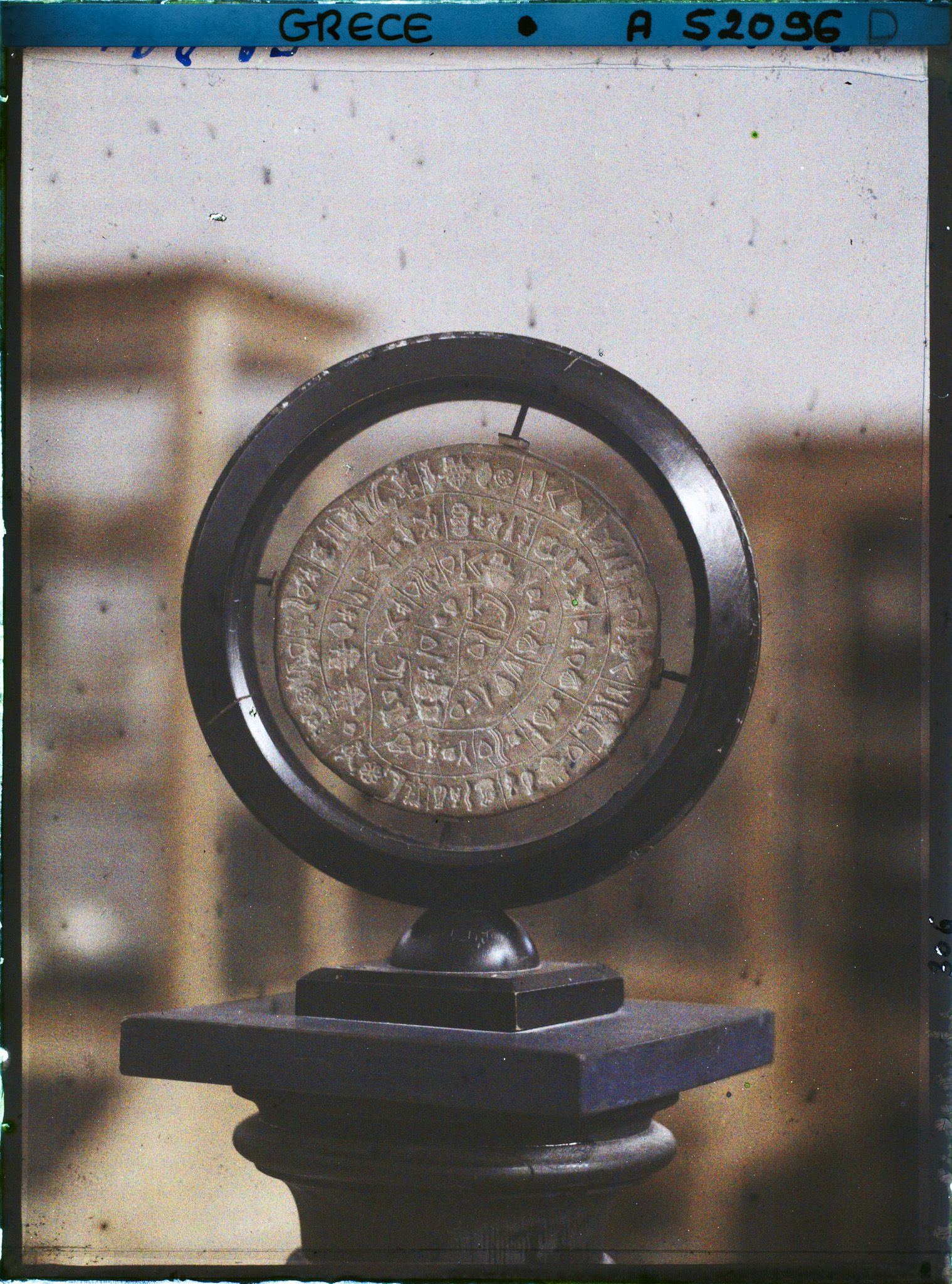 Image représentant Musée archéologique - Le Disque de Phaïstos en terre cuite, décoré d'idéogrammes