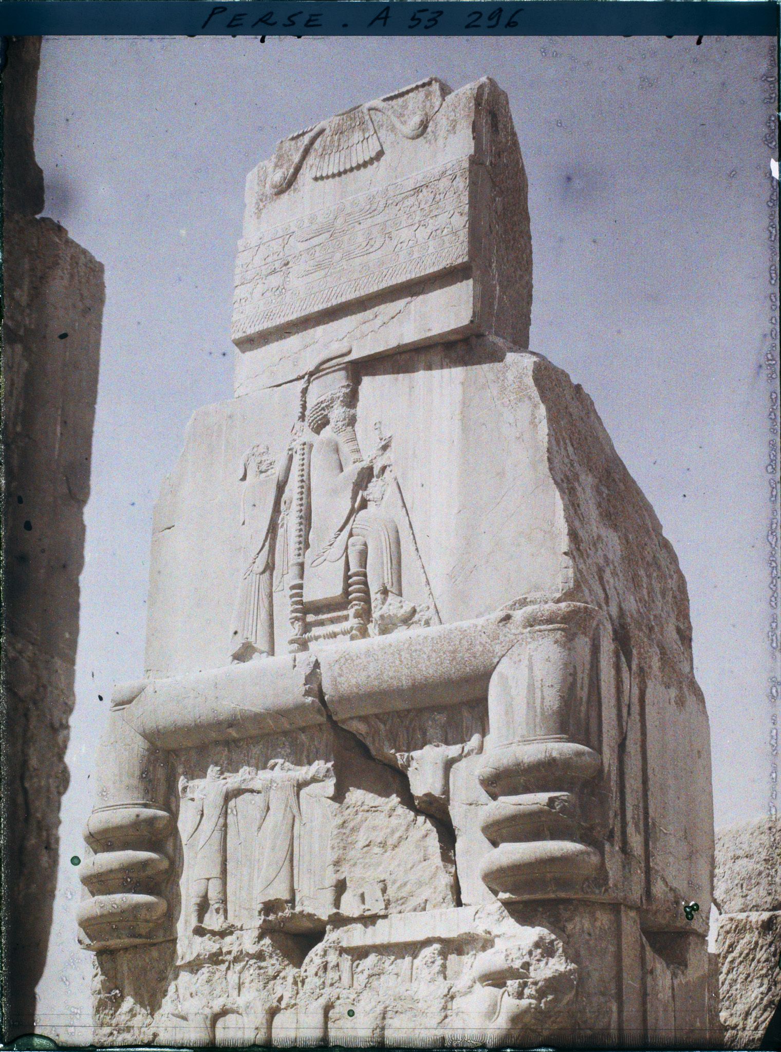 Image représentant Dans l'embrasure de la porte orientale du Tripylon, bas-relief représentant le roi Darius sur son trône sous le symbole ailé d'Ahura Mazda, soutenu par les 28 nations vassales