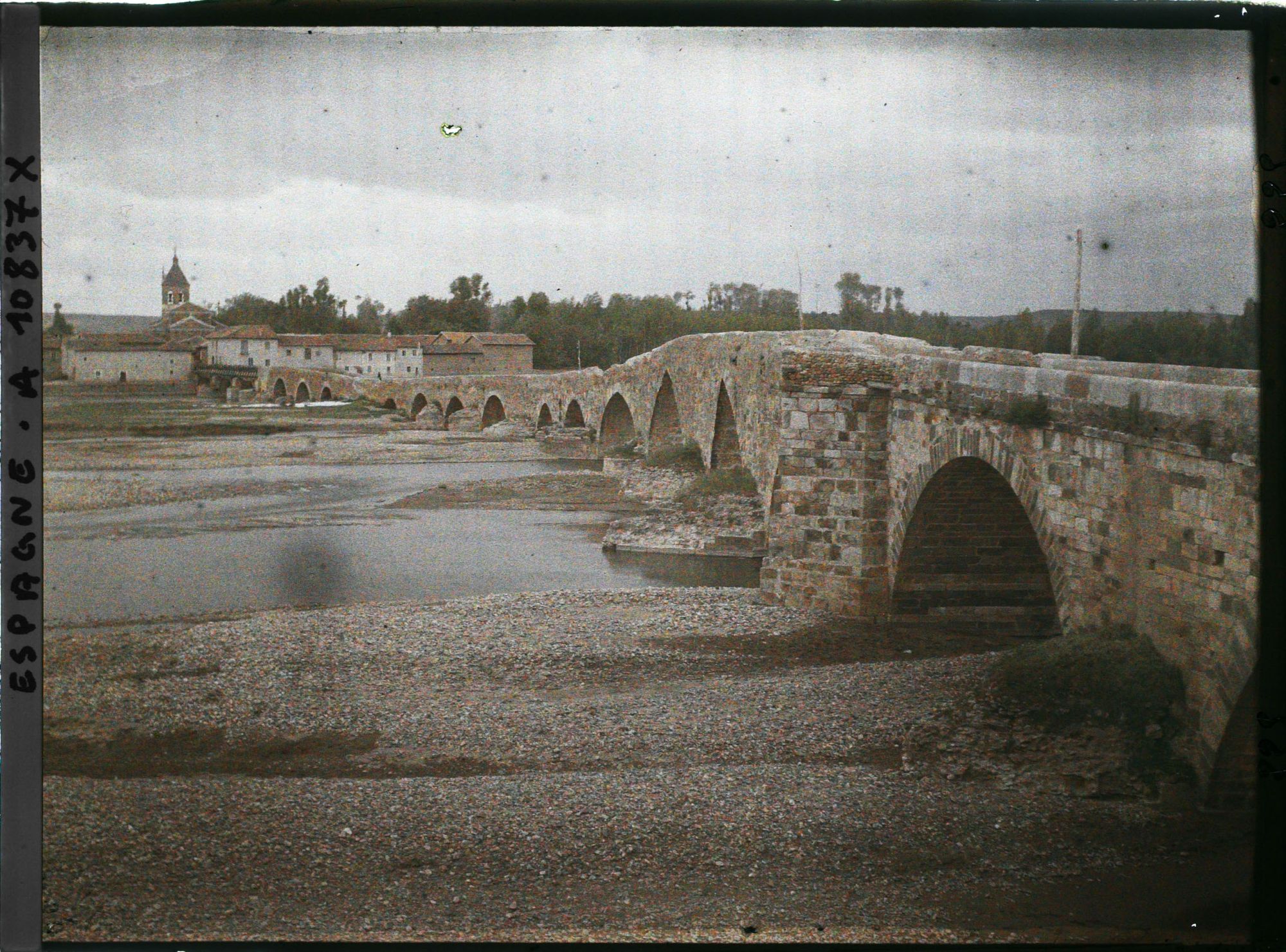 Image représentant Espagne, de Léon à Astorga, Le Pont de l'Orbigo vue de la rive gauche en aval.