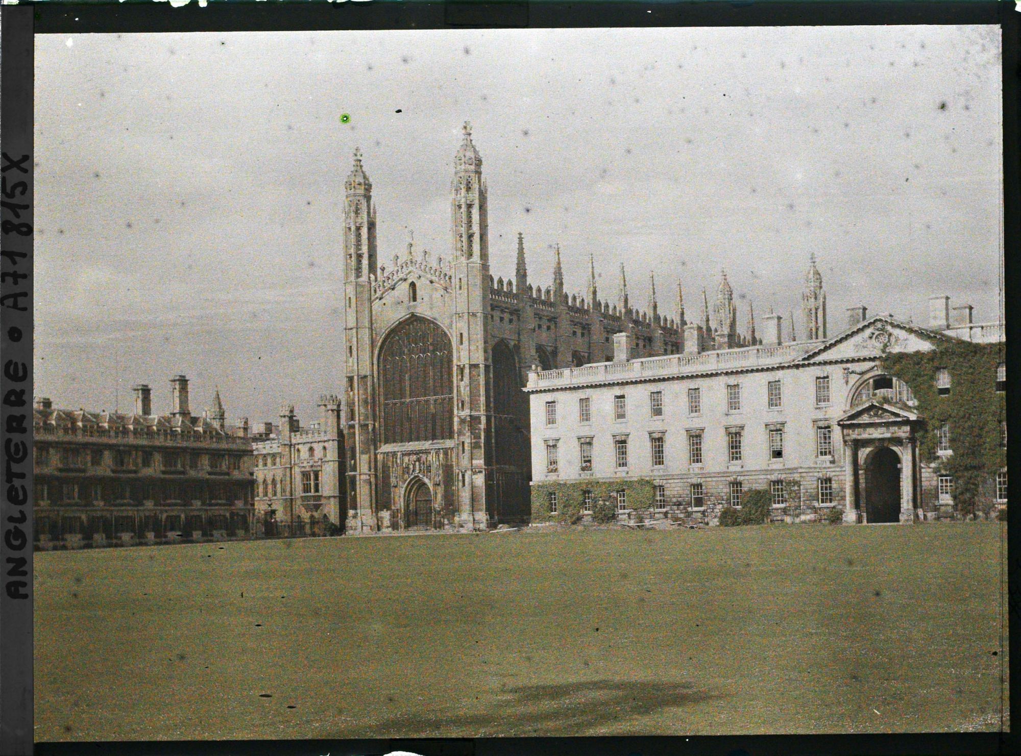 Image représentant La chapelle vue du parc du King's College