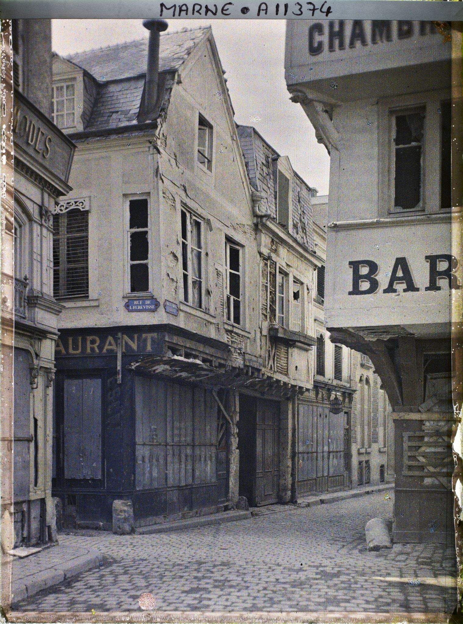Image représentant L'angle de la rue des Elus et de l'Ecrevisse, place des Marchés (actuelle place du Forum)