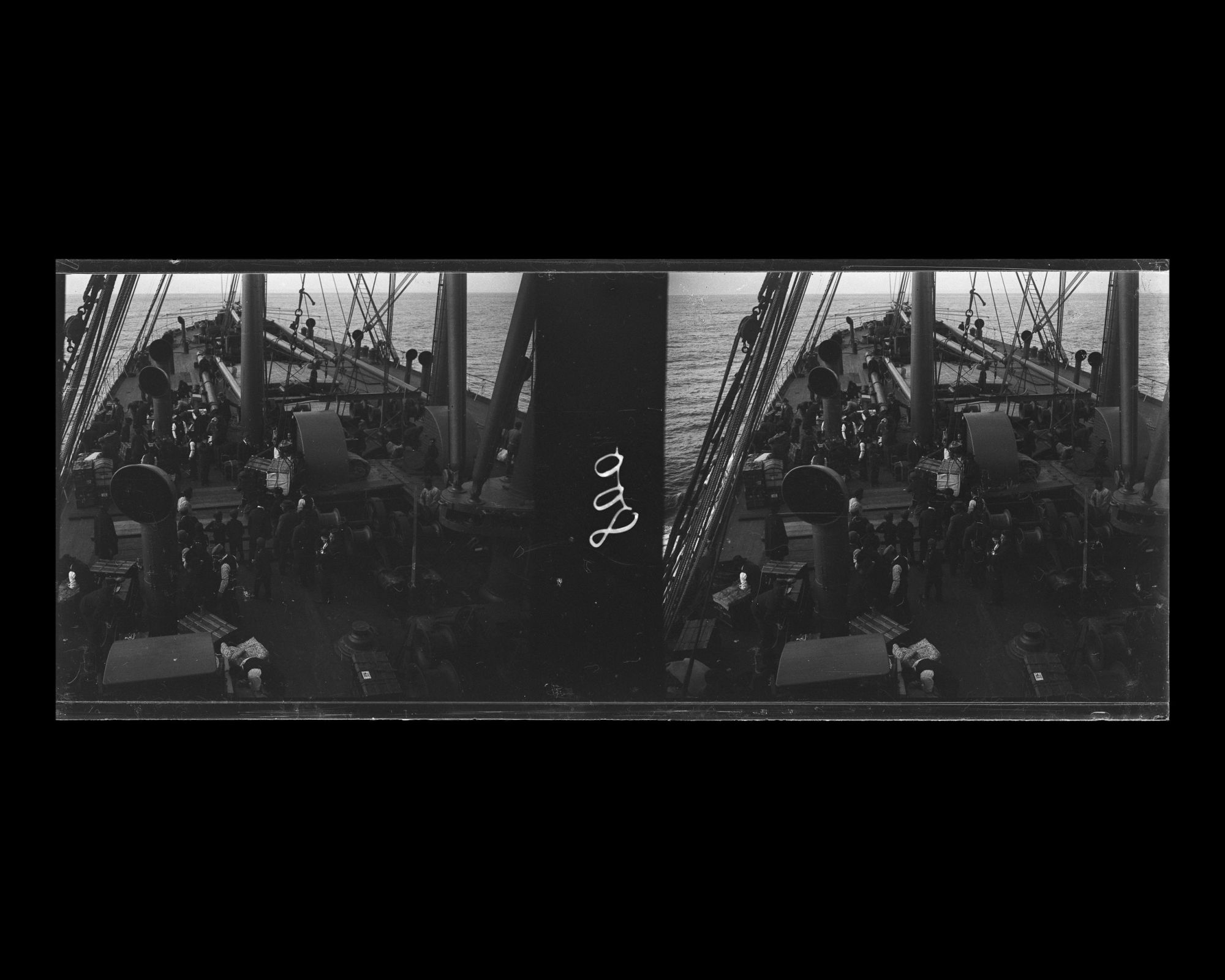 Image représentant Les bagages sont rassemblés sur le pont, à l'avant du navire