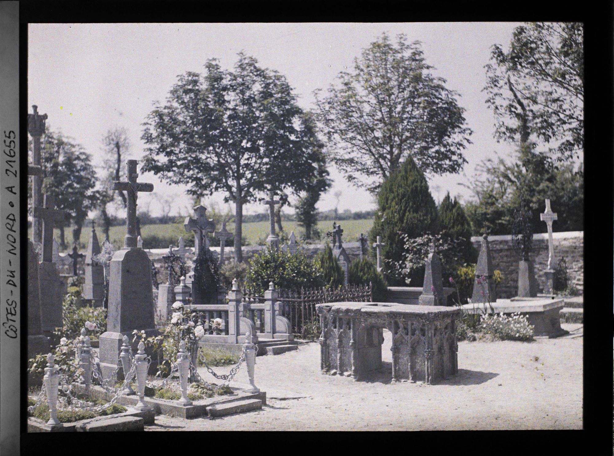 Image représentant Le "tombeau de saint Yves" au cimetière de Minihy