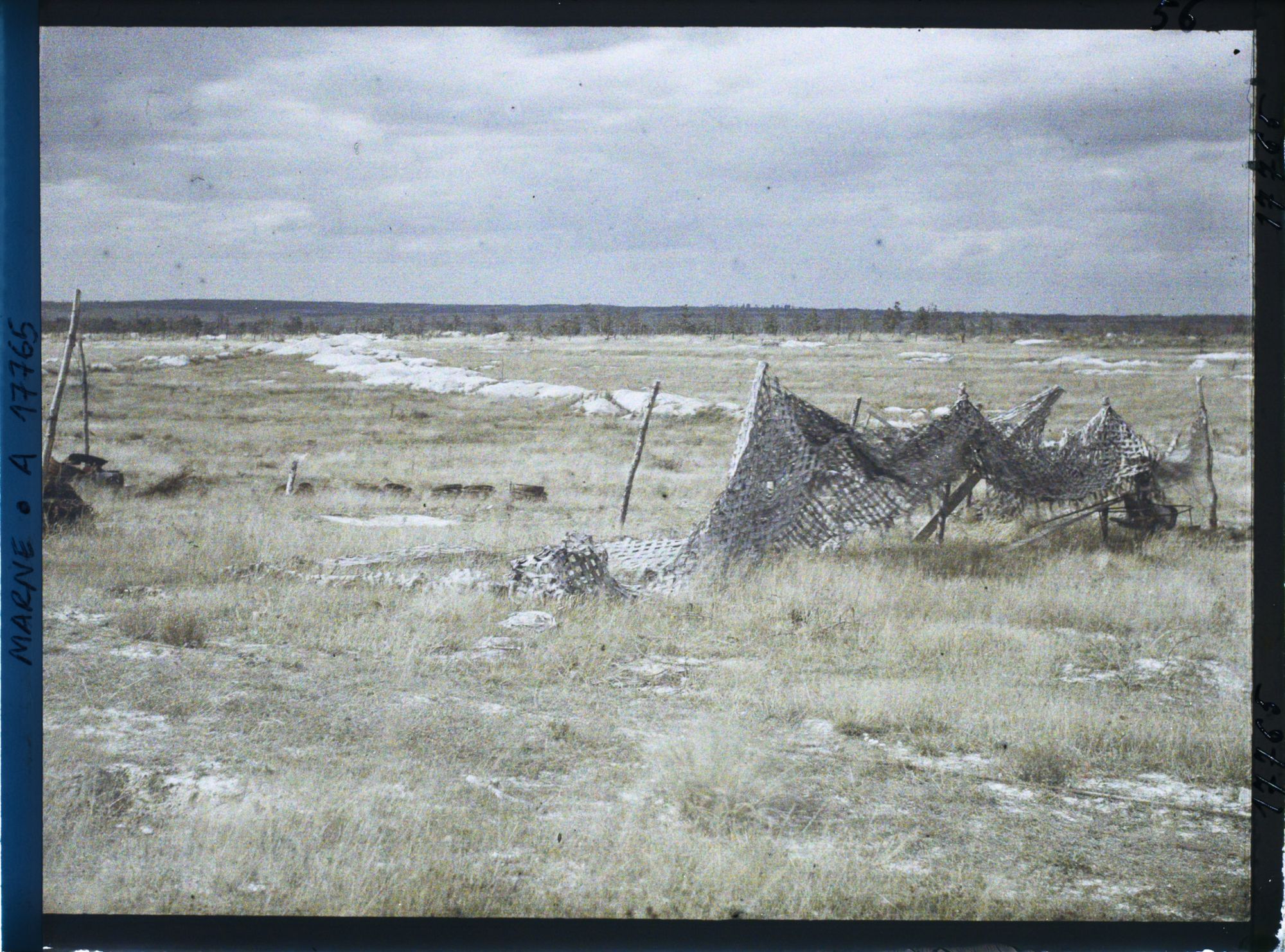 Image représentant France, Mt Muret, Au mont Muret-Panorama; une tranchée creusée dans la Craie